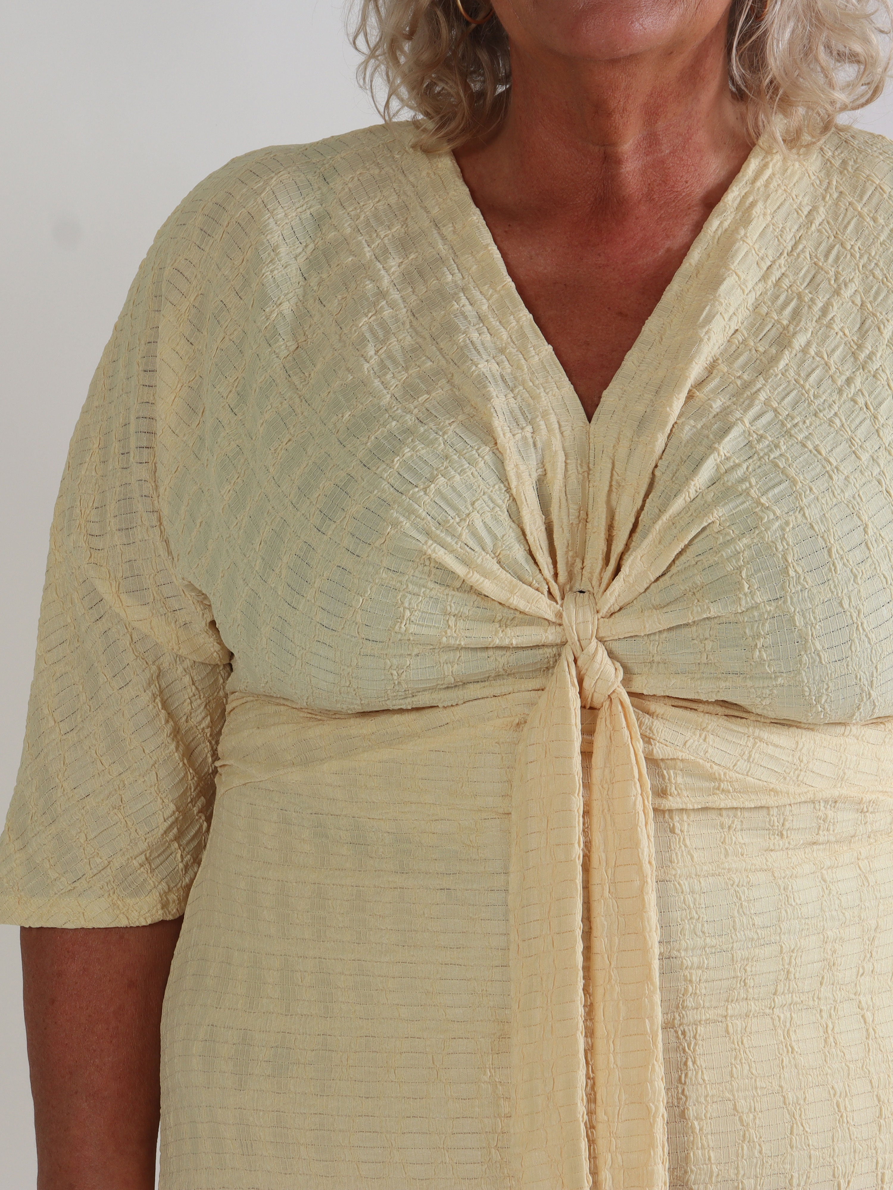 Selvina - Lang blød og elastisk plus size kjole med knudedetalje og bindebånd