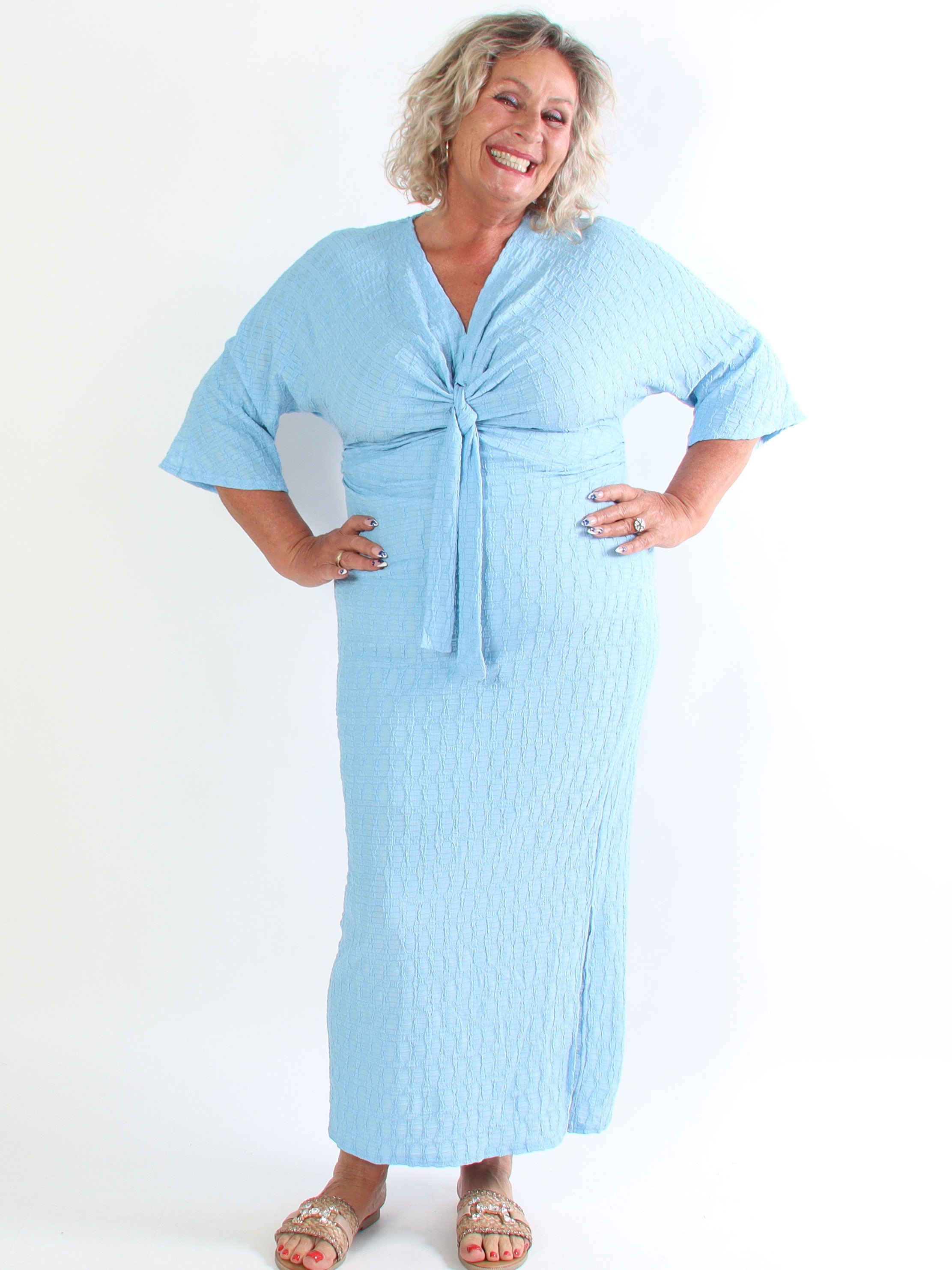 Selvina - Lang blød og elastisk plus size kjole med knudedetalje og bindebånd