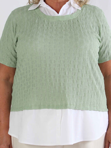 Shandel - Söt stretchig plus size-blus med skjortdetaljer
