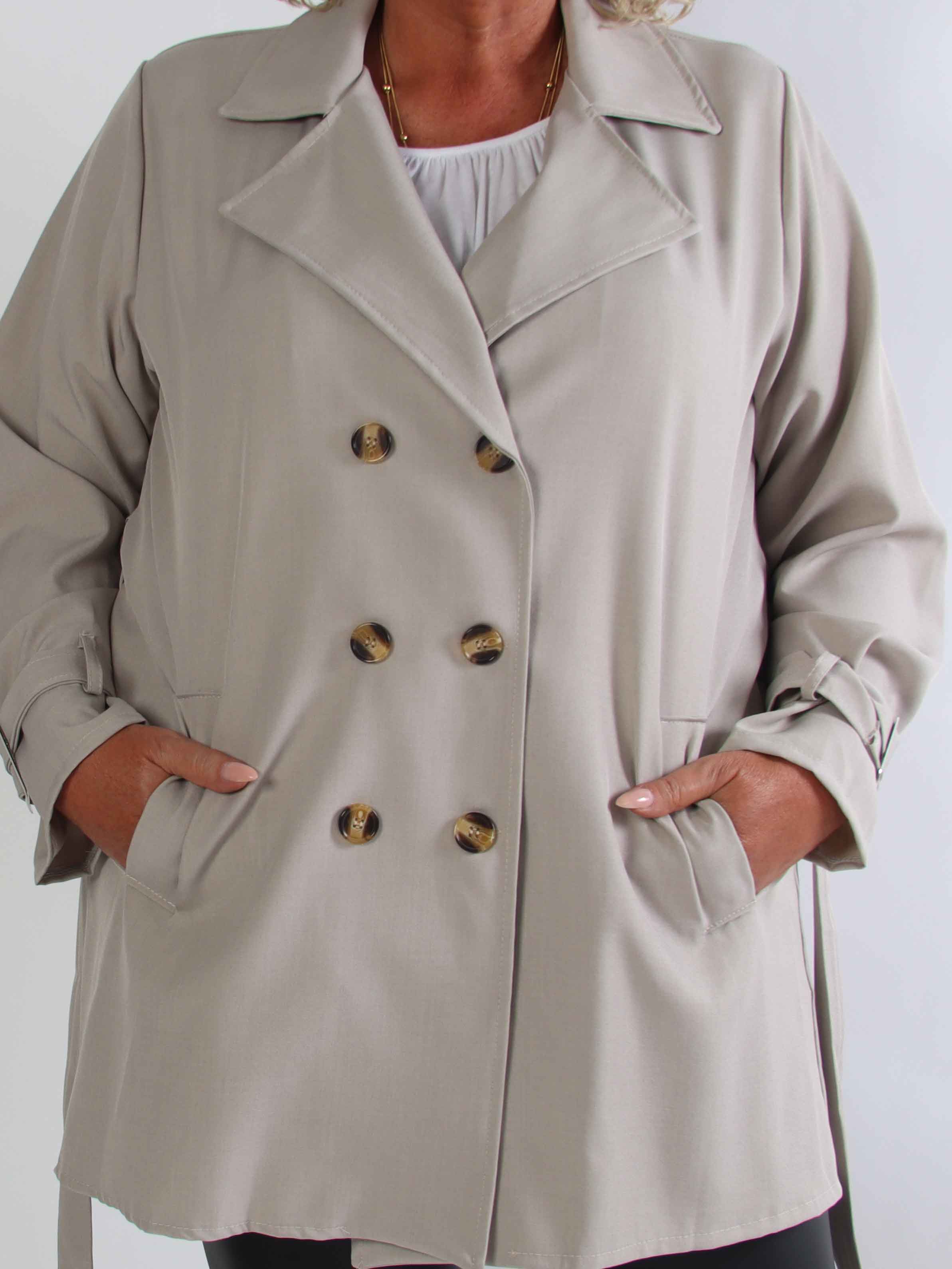 Sharpay Short 2.0 – Kort lätt plus size trenchcoat med knytskärp