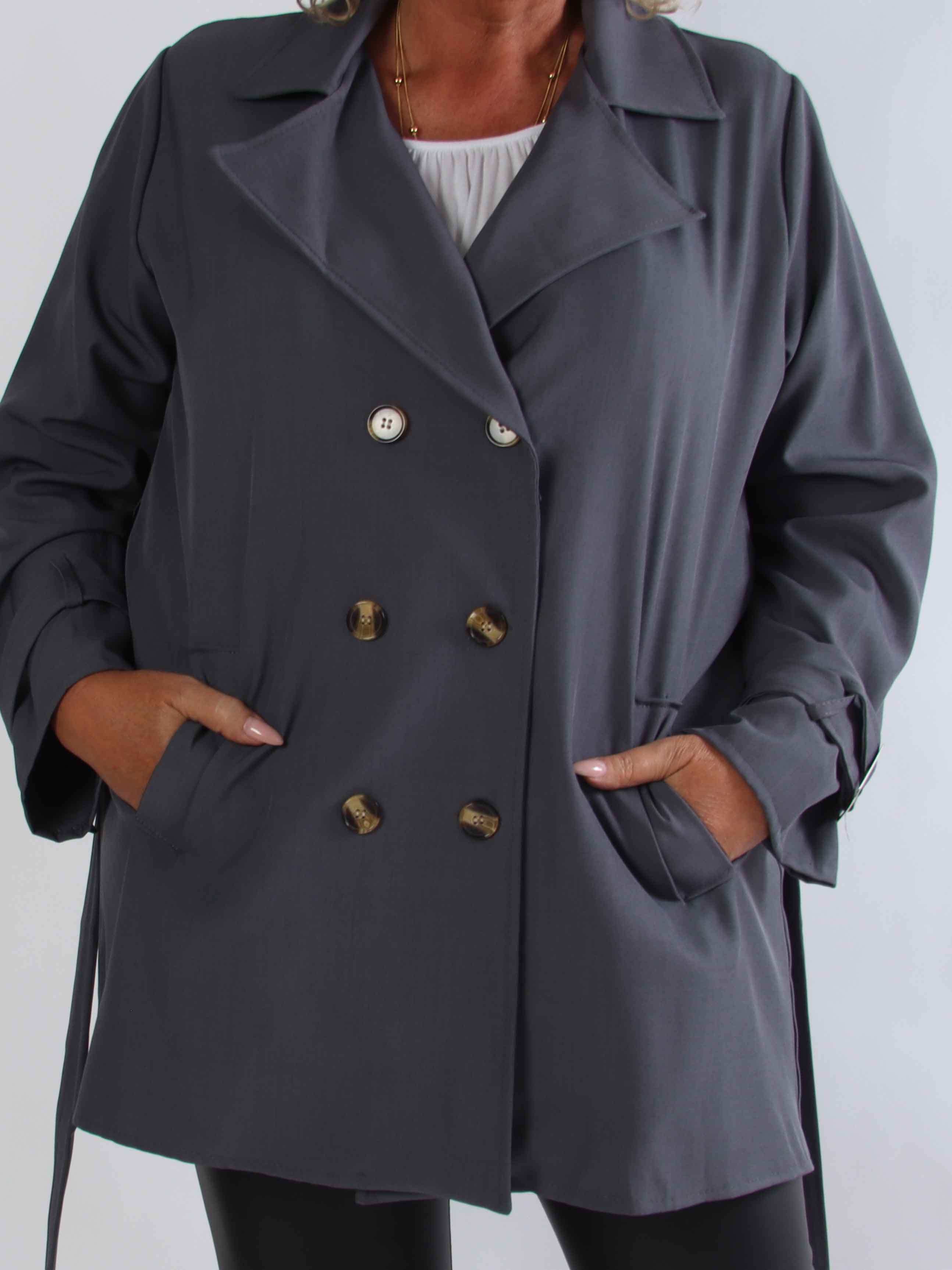 Sharpay Short 2.0 – Kort lätt plus size trenchcoat med knytskärp