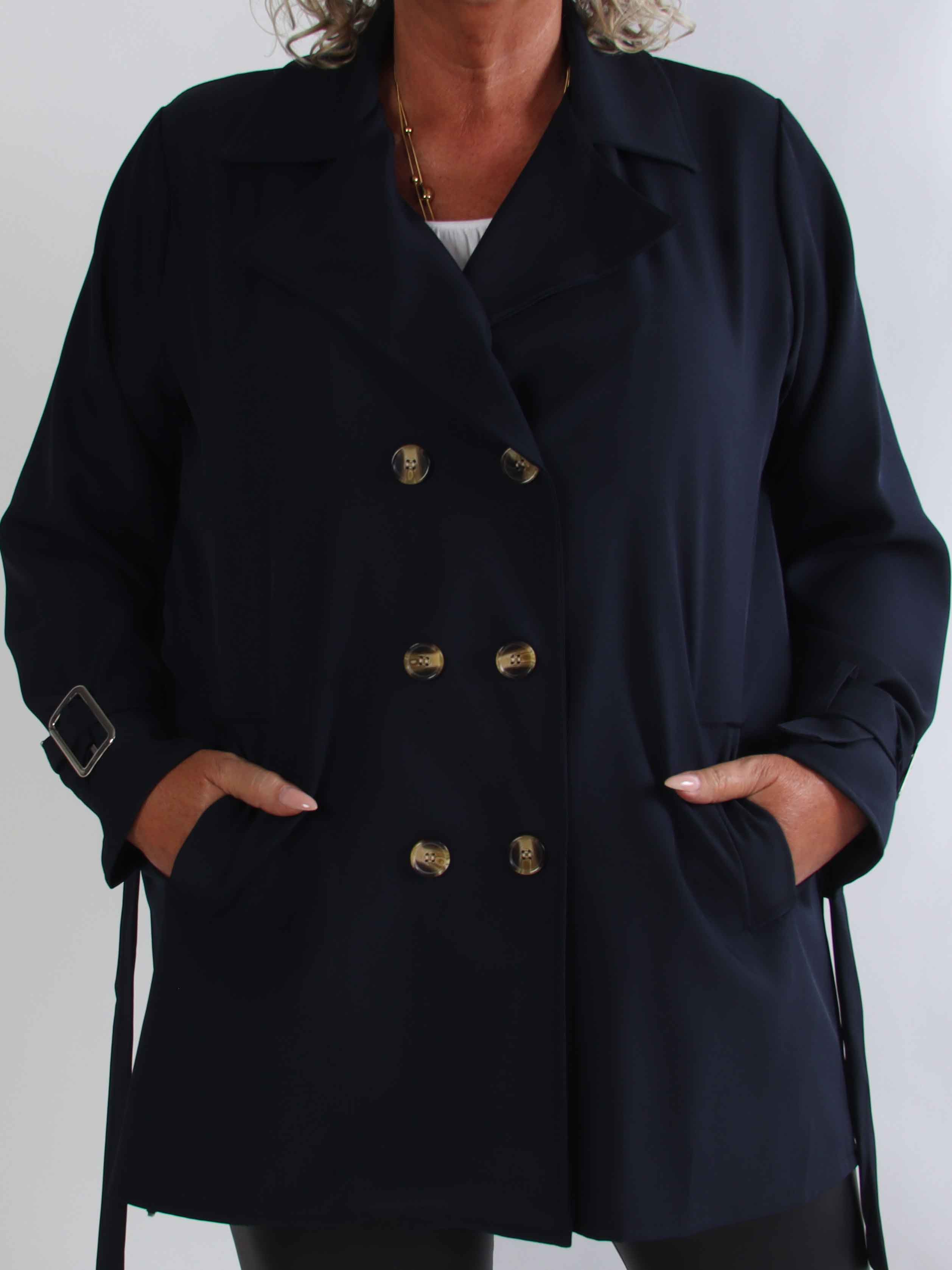 Sharpay Short 2.0 – Kort lätt plus size trenchcoat med knytskärp
