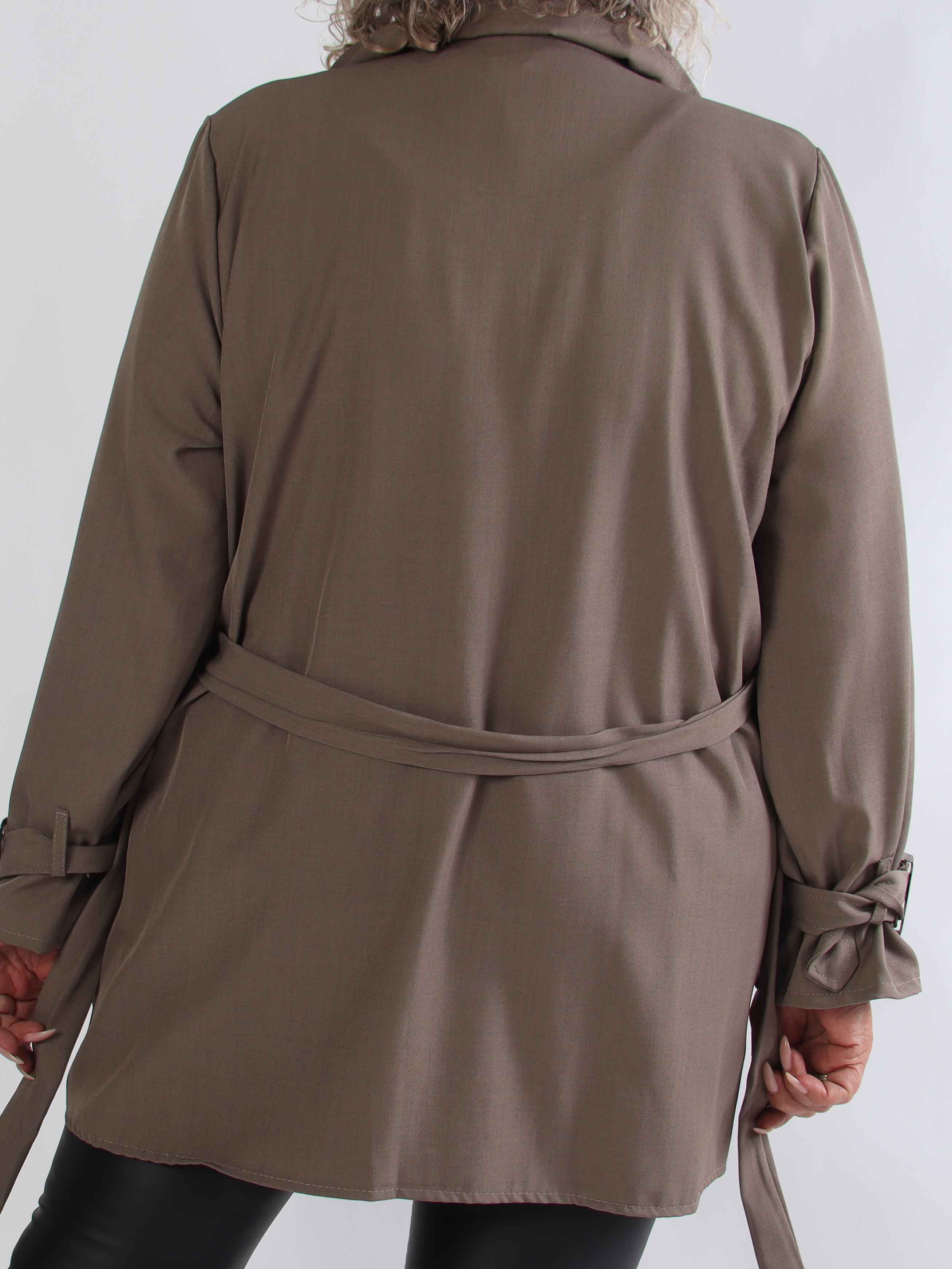 Sharpay Short 2.0 – Kort lätt plus size trenchcoat med knytskärp