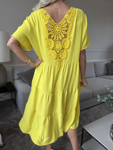 Shayna - Tunikaklänning i viskos med broderade detaljer på ryggen