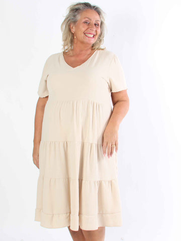 Shayna - Plus size-klänning i viskos med broderade detaljer på ryggen