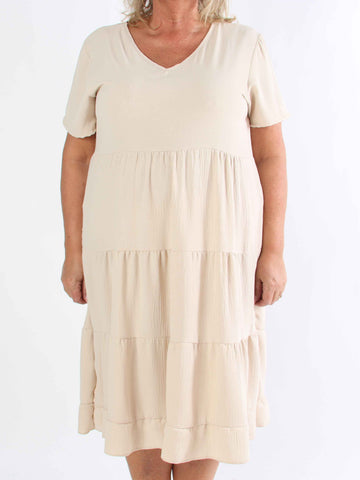 Shayna - Plus size-klänning i viskos med broderade detaljer på ryggen