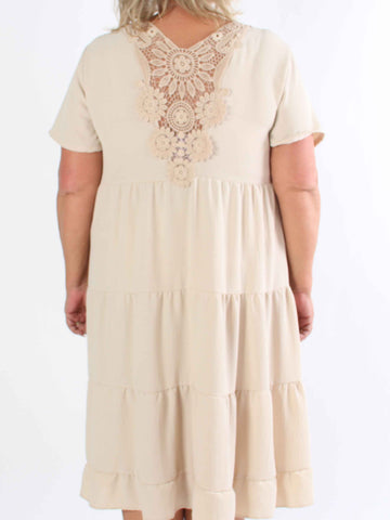 Shayna - Plus size-klänning i viskos med broderade detaljer på ryggen