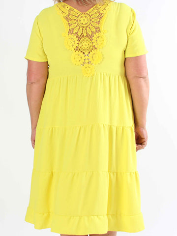 Shayna - Plus size-klänning i viskos med broderade detaljer på ryggen