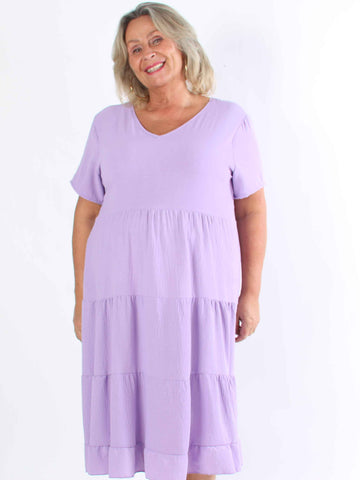 Shayna - Plus size-klänning i viskos med broderade detaljer på ryggen