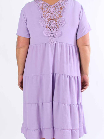 Shayna - Plus size-klänning i viskos med broderade detaljer på ryggen
