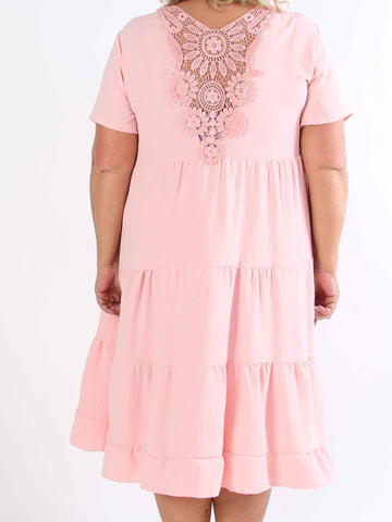 Shayna - Plus size-klänning i viskos med broderade detaljer på ryggen