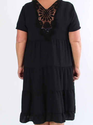 Shayna - Plus size-klänning i viskos med broderade detaljer på ryggen