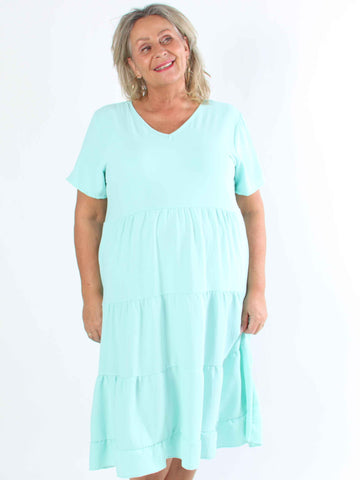 Shayna - Plus size-klänning i viskos med broderade detaljer på ryggen