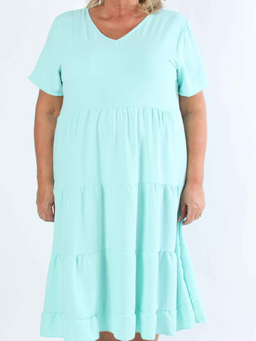 Shayna - Plus size-klänning i viskos med broderade detaljer på ryggen