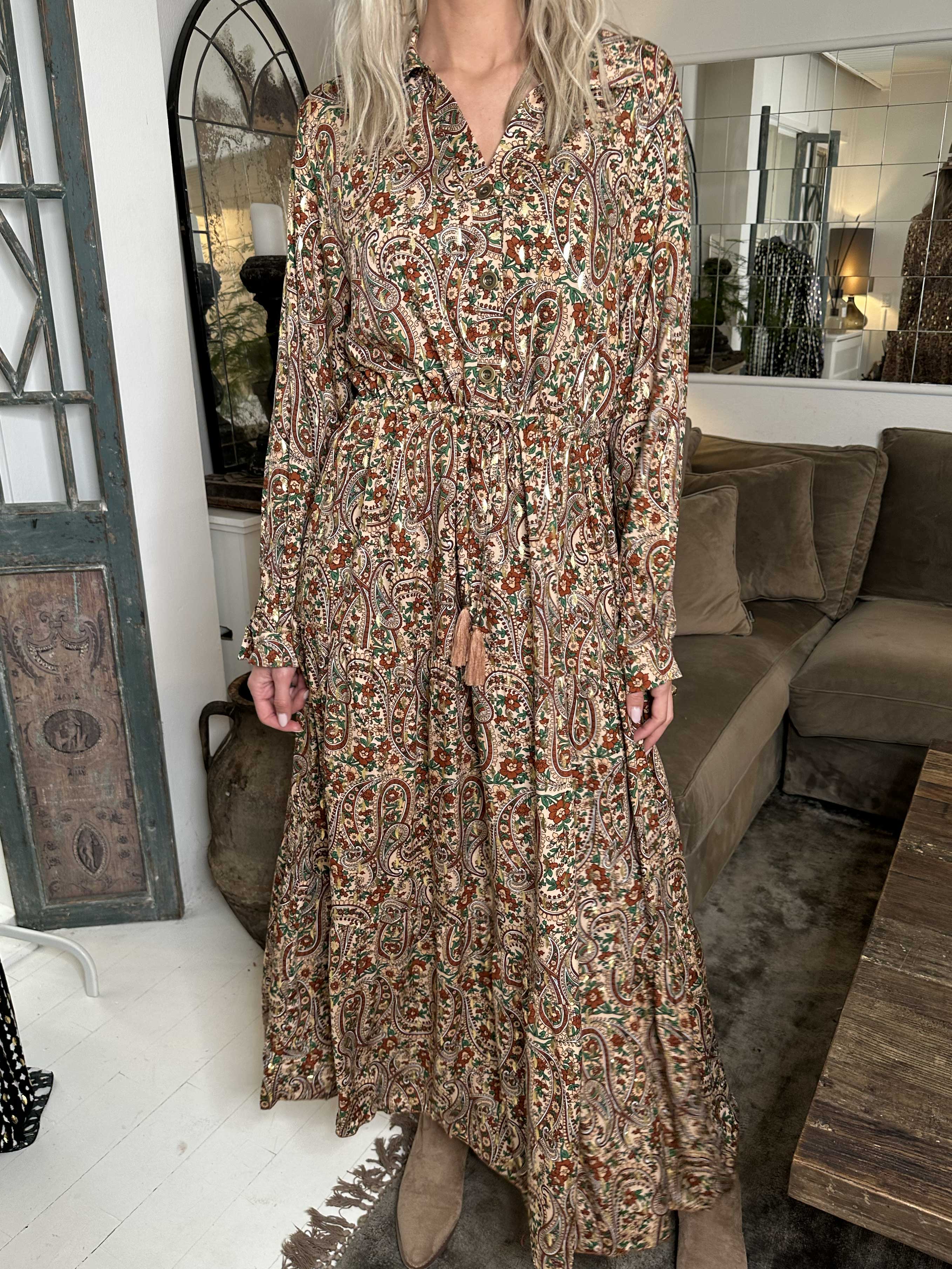 Shelly Paisley - Lång mönstrad klänning i viskos med gulddetaljer