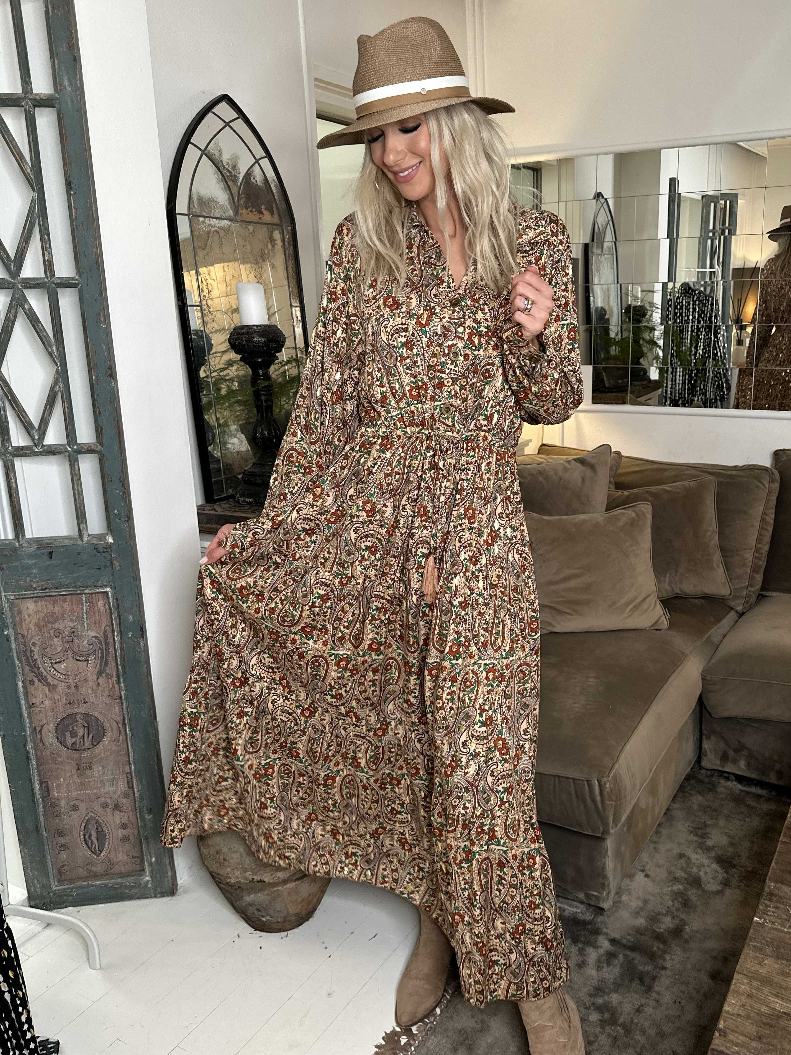 Shelly Paisley - Lång mönstrad klänning i viskos med gulddetaljer