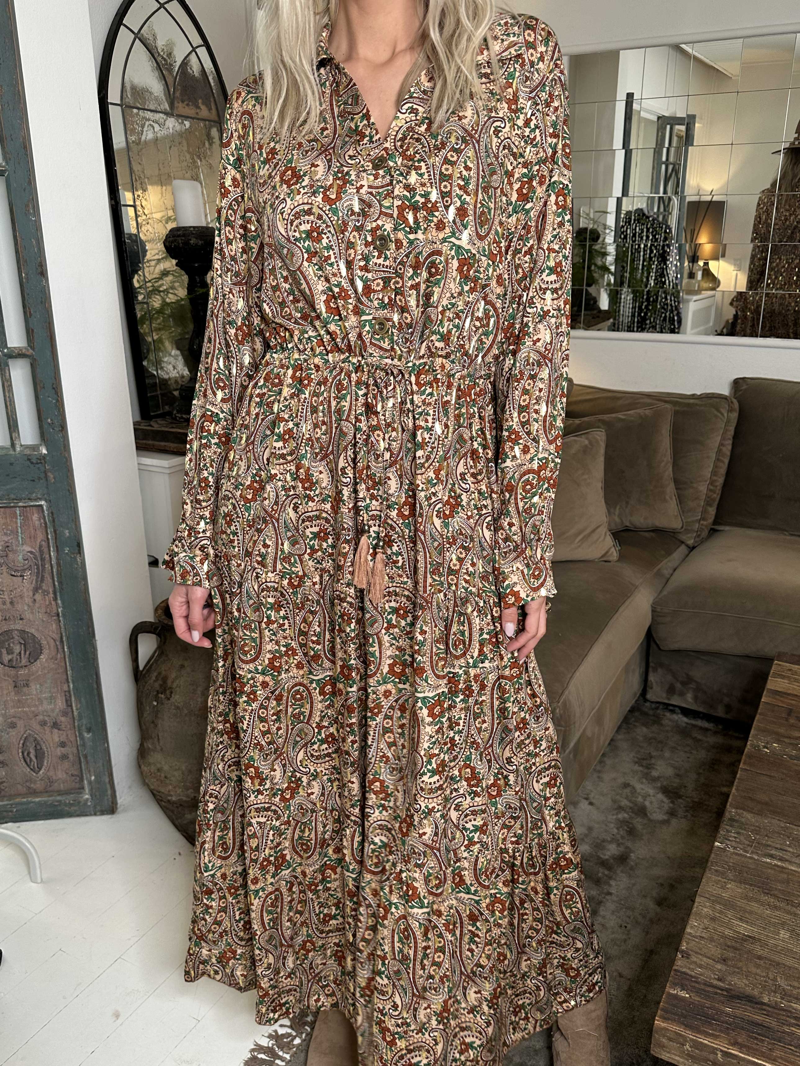 Shelly Paisley - Lång mönstrad klänning i viskos med gulddetaljer