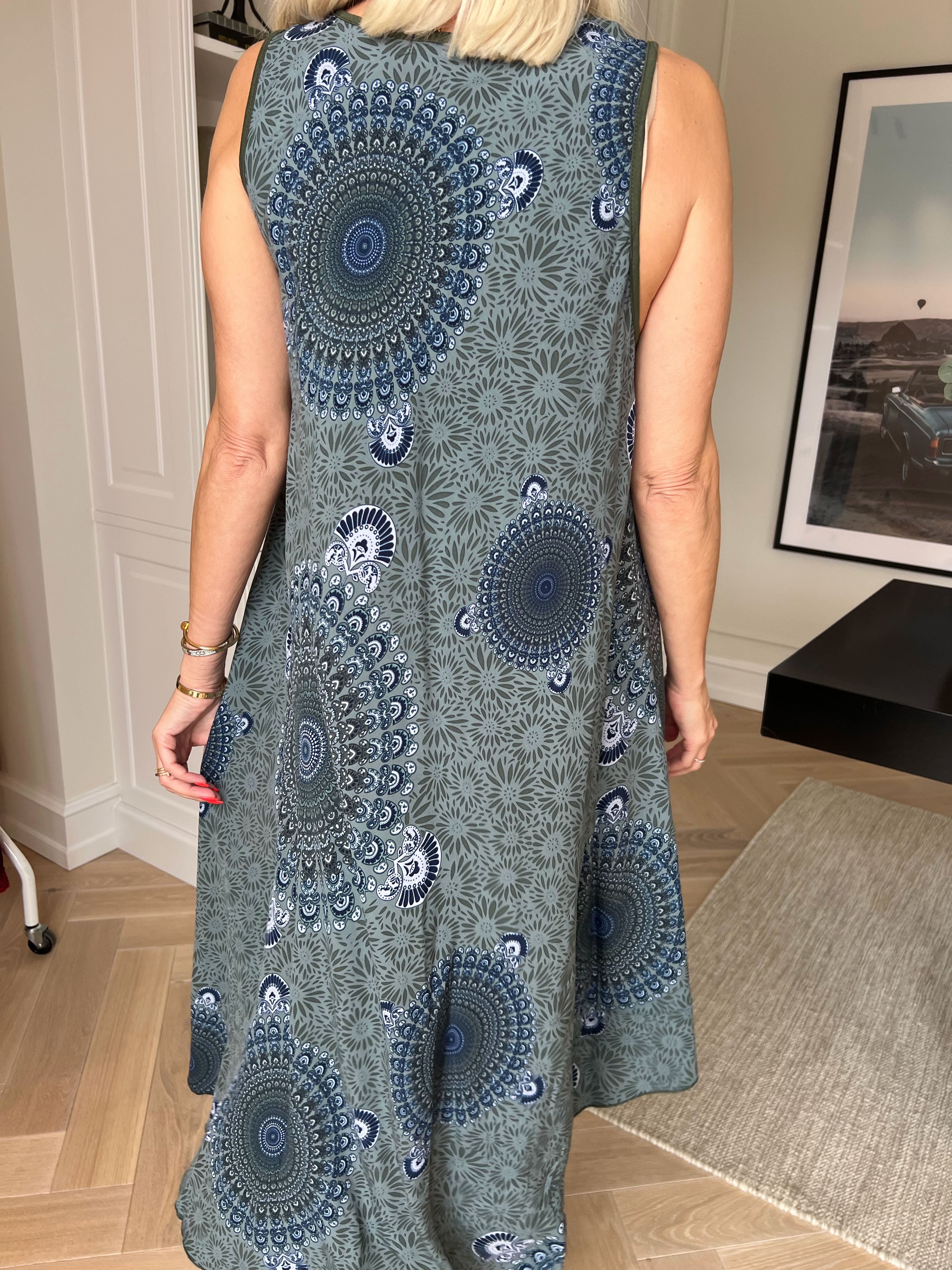 Sienna - Mønstret kjole i blød viskose med flatterende A-facon