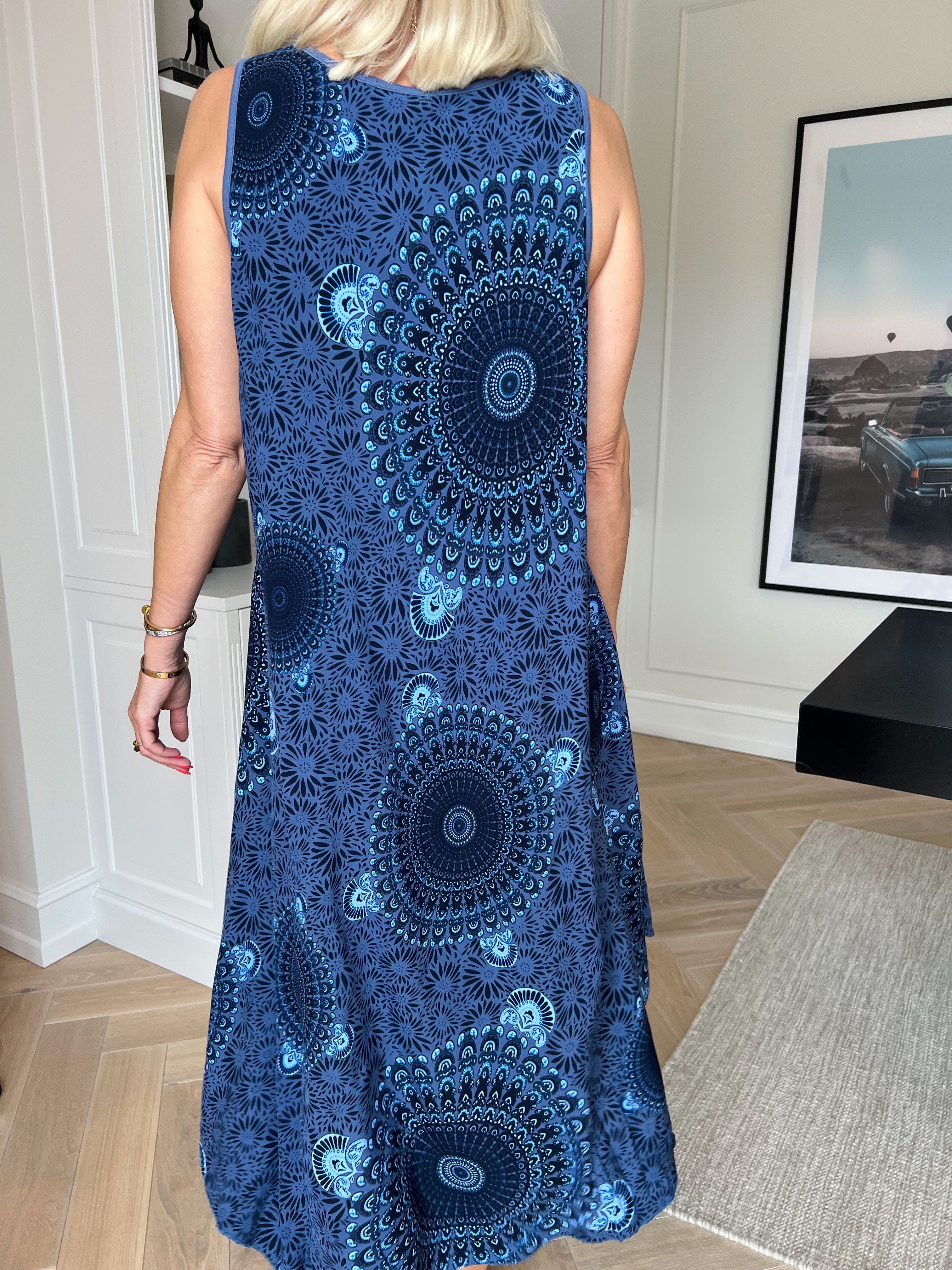 Sienna - Mønstret kjole i blød viskose med flatterende A-facon