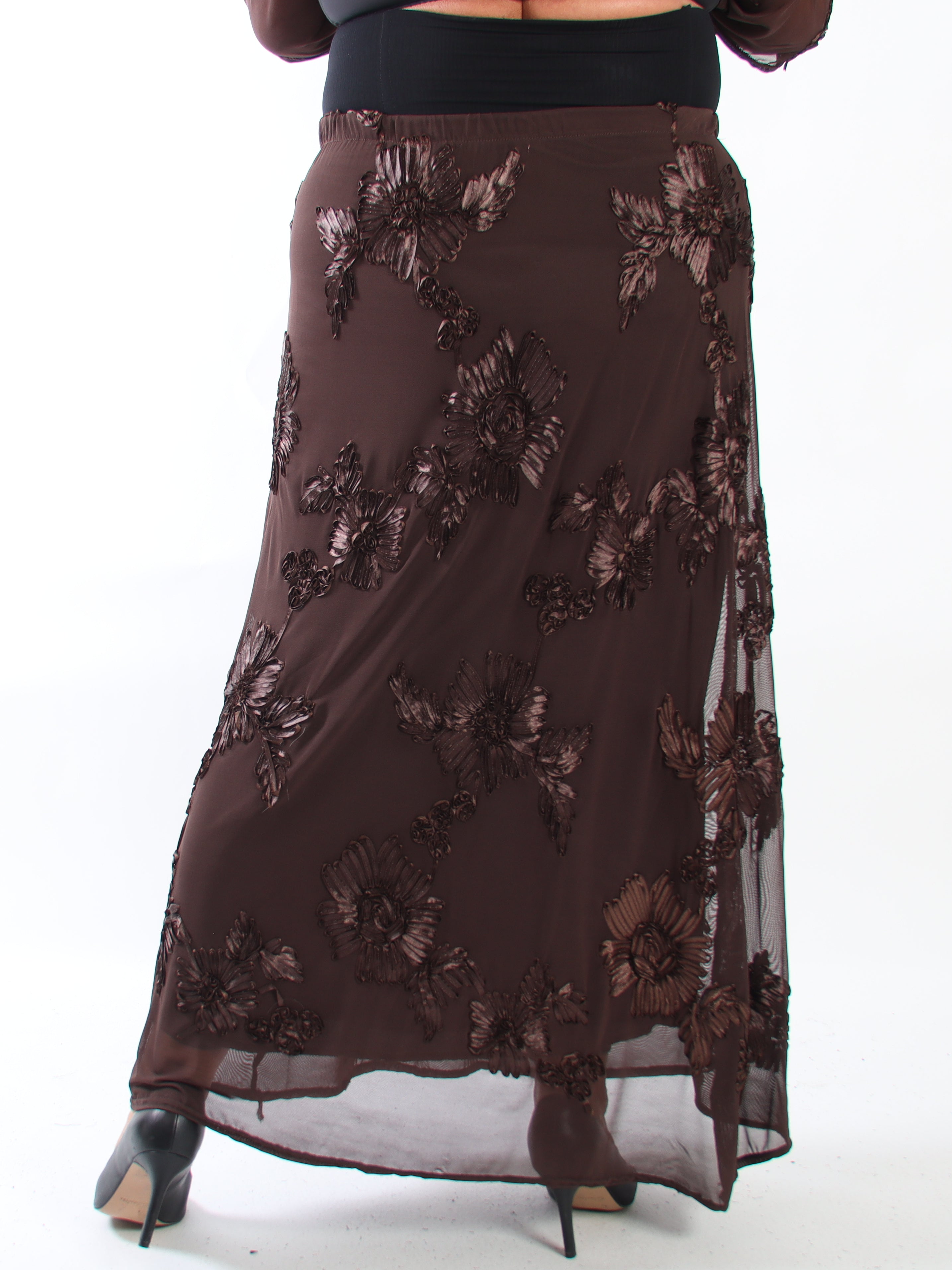 Silke Flora - Kjol i plus size i mesh med blomstermotiv som ger en elegant och romantisk look