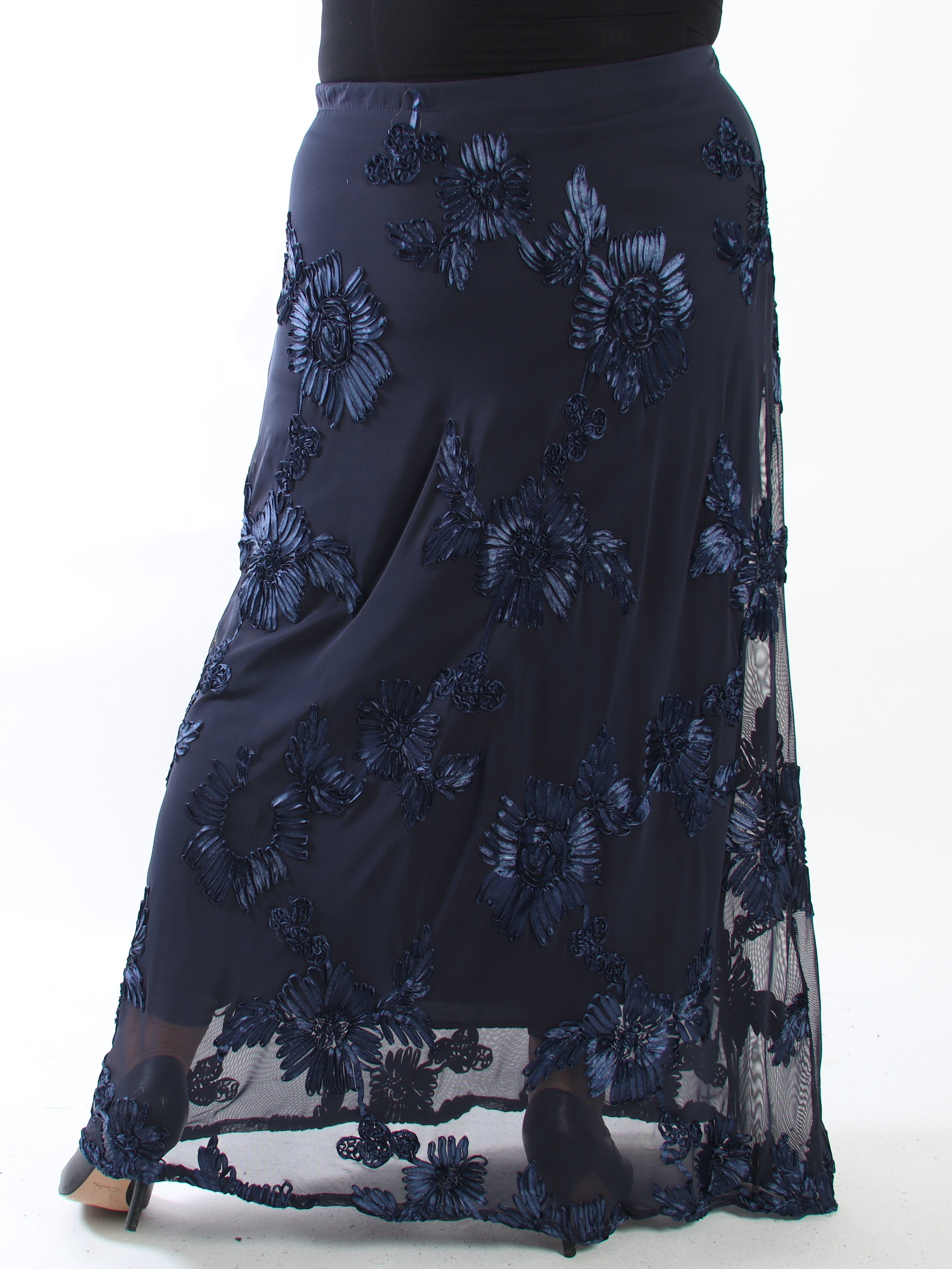 Silke Flora - Kjol i plus size i mesh med blomstermotiv som ger en elegant och romantisk look