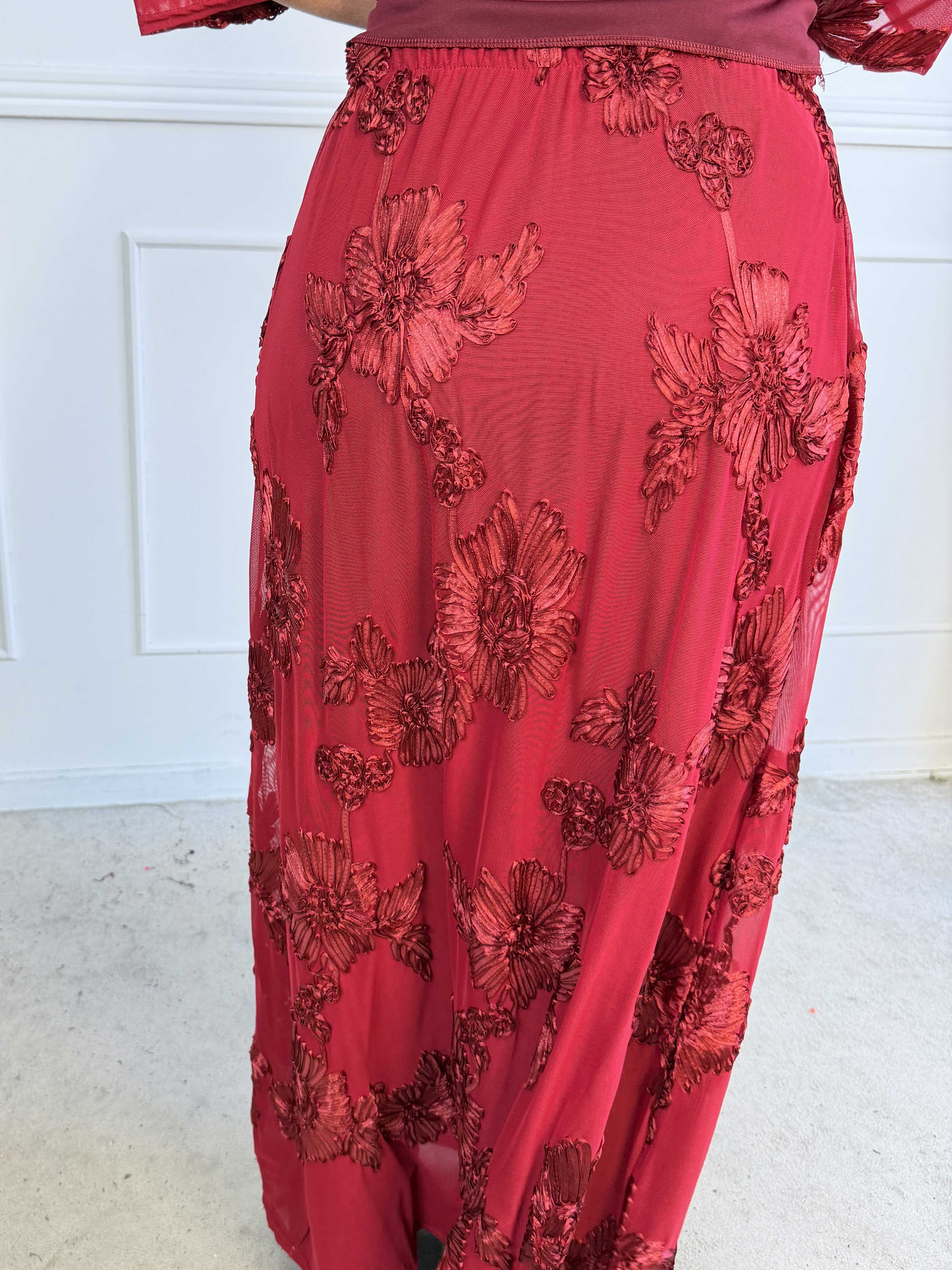 Silke Flora - Feminin kjol i lätt mesh med fina blomstermotiv som ger en elegant och romantisk look
