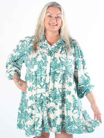 Sophie - Mönstrad plus size-skjortklänning i viskosblandning med volangkant