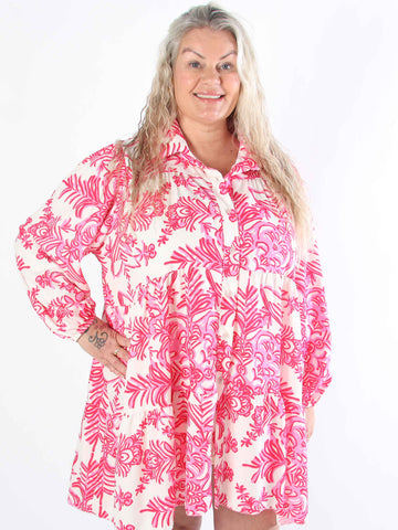 Sophie - Mönstrad plus size-skjortklänning i viskosblandning med volangkant