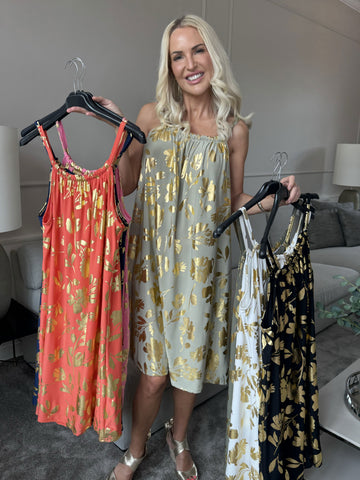 SunLove Gold Flower - Klänning med elastiskt band och stora blad i guld