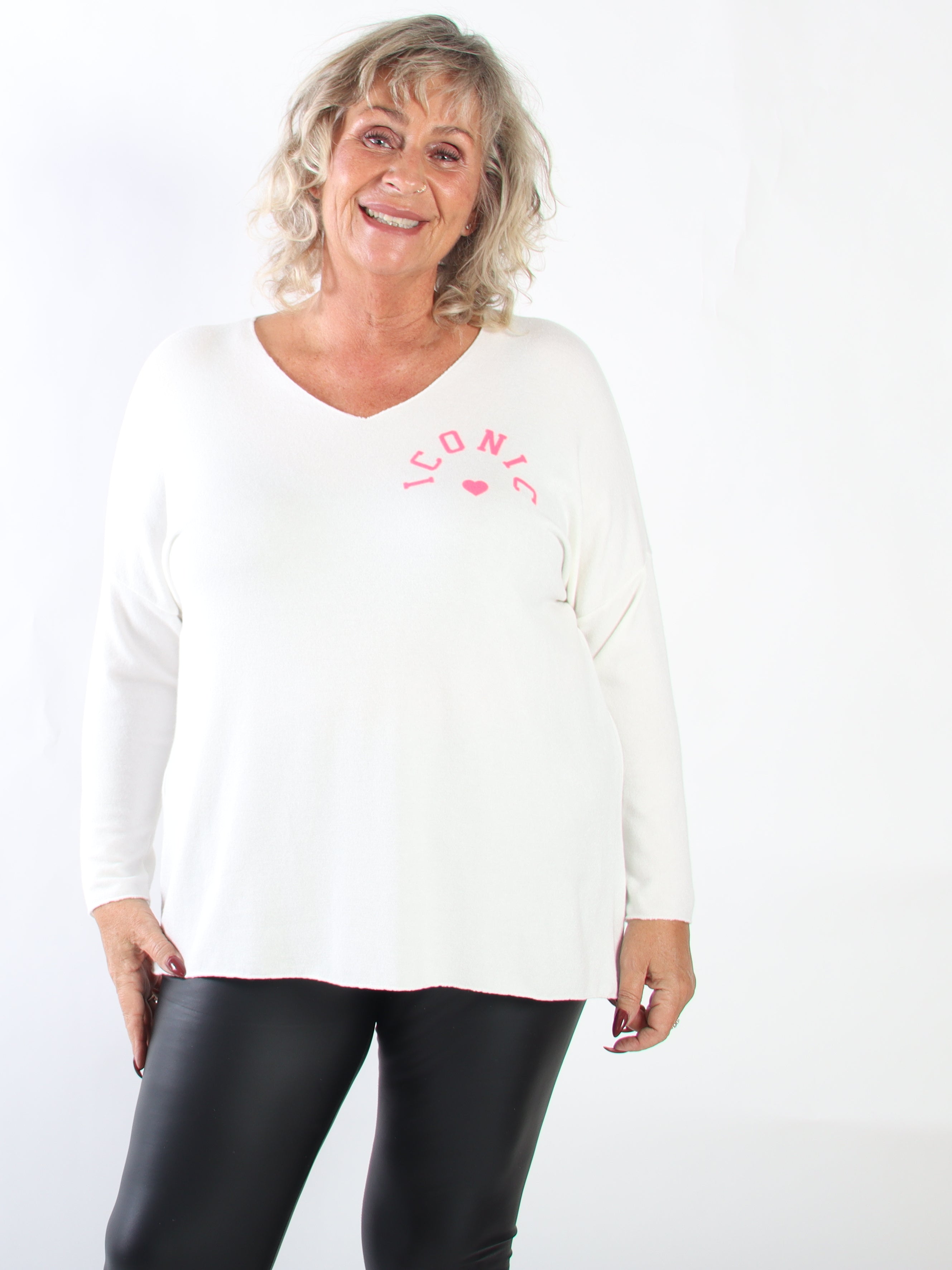 Tacita - Mjuk och stretchig stickad tröja i plus size i en skön viskosblandning med ICONIC-text