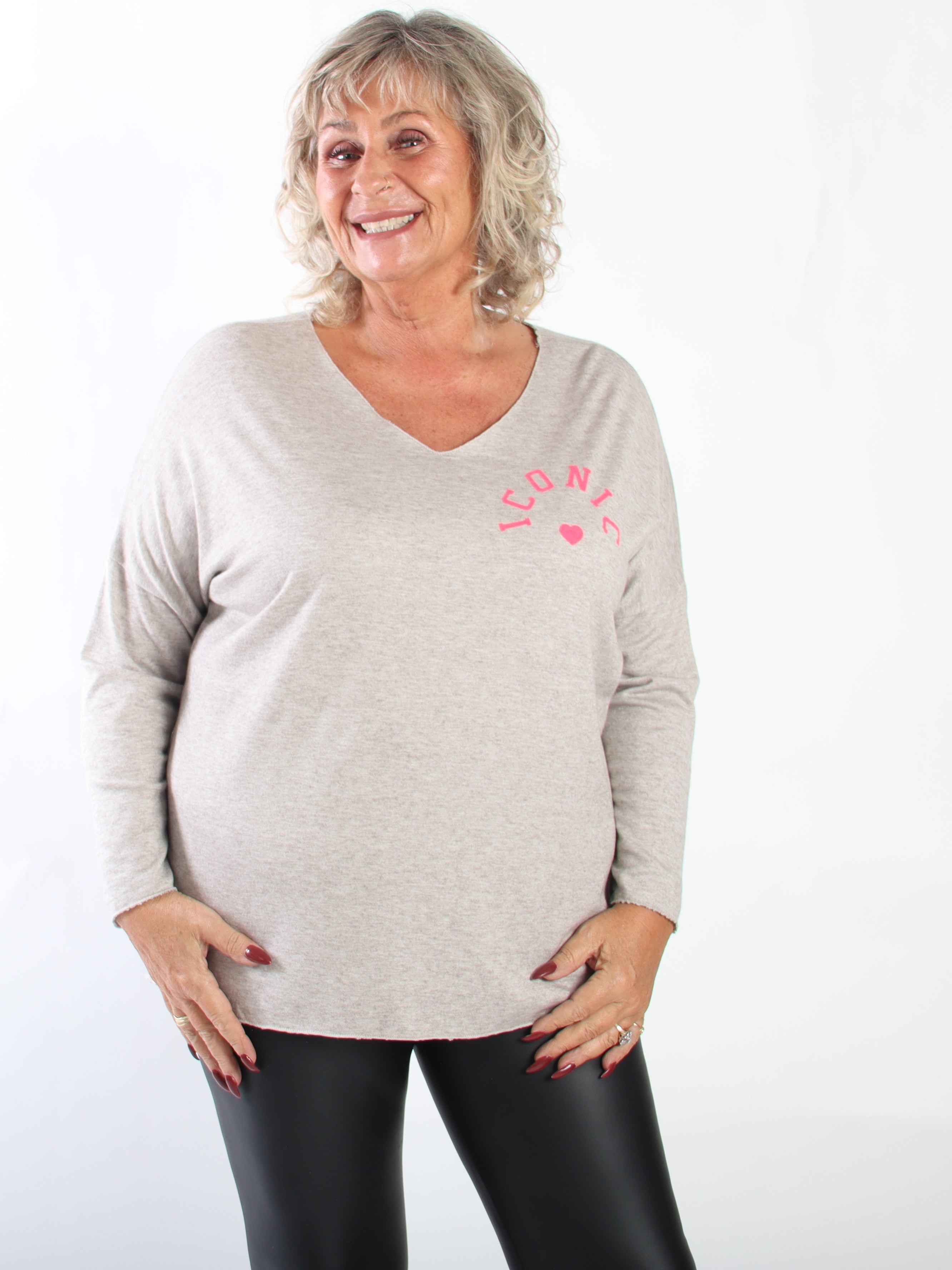 Tacita - Mjuk och stretchig stickad tröja i plus size i en skön viskosblandning med ICONIC-text