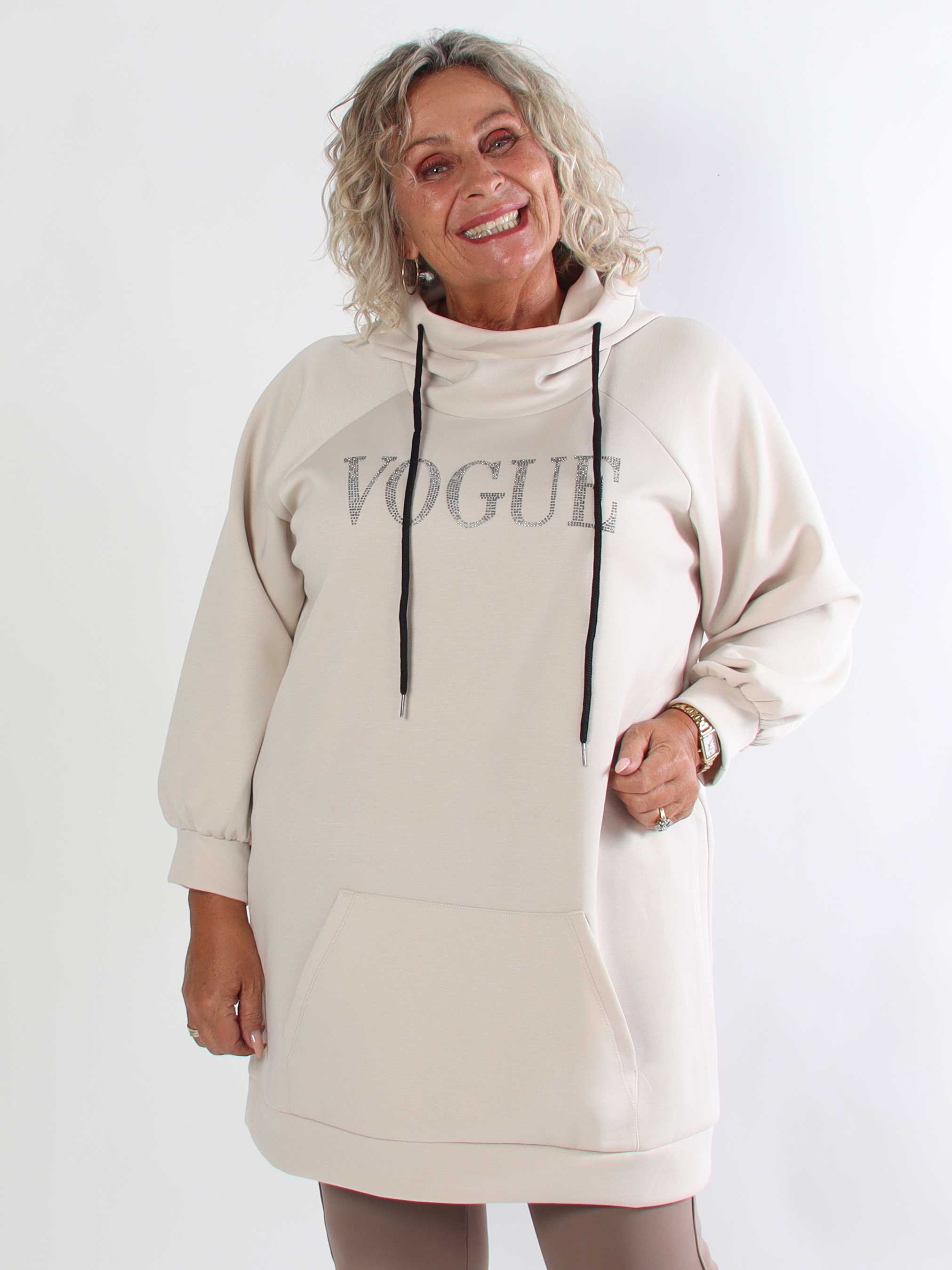 Thalia - Blød plus size joggingkjole med VOGUE stående på brystet