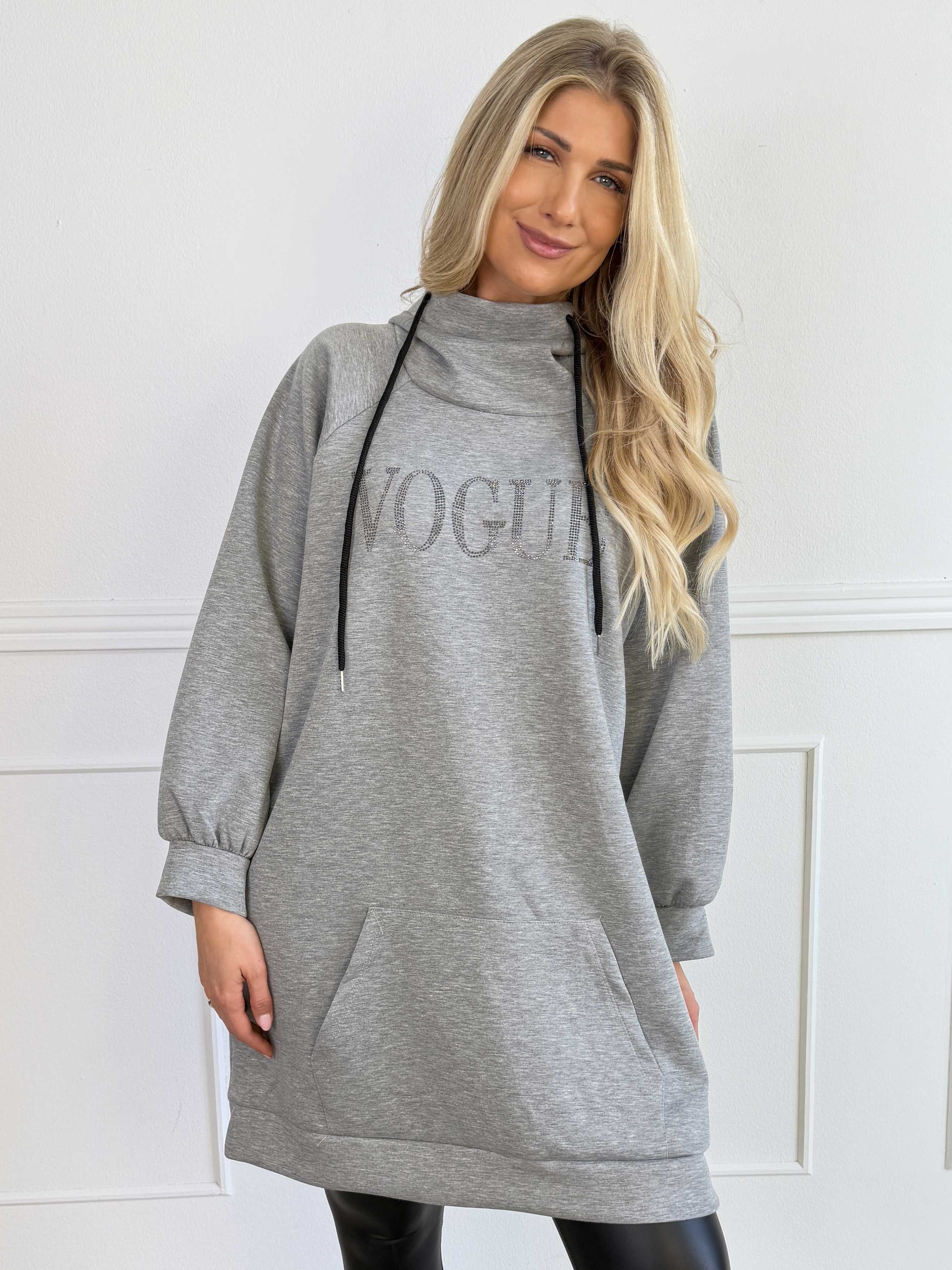 Thalia - Blød joggingkjole med VOGUE stående på brystet