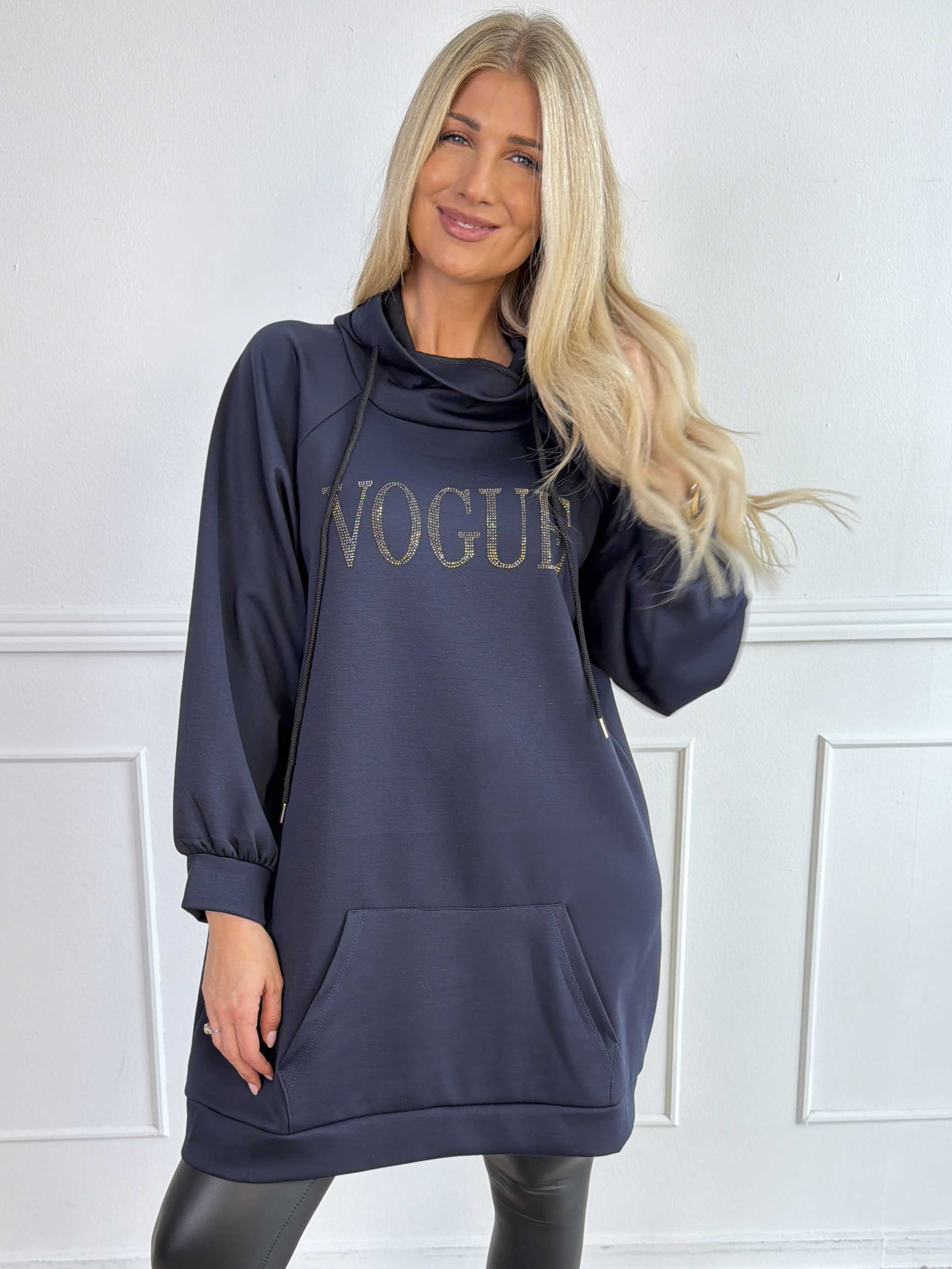 Thalia - Blød joggingkjole med VOGUE stående på brystet