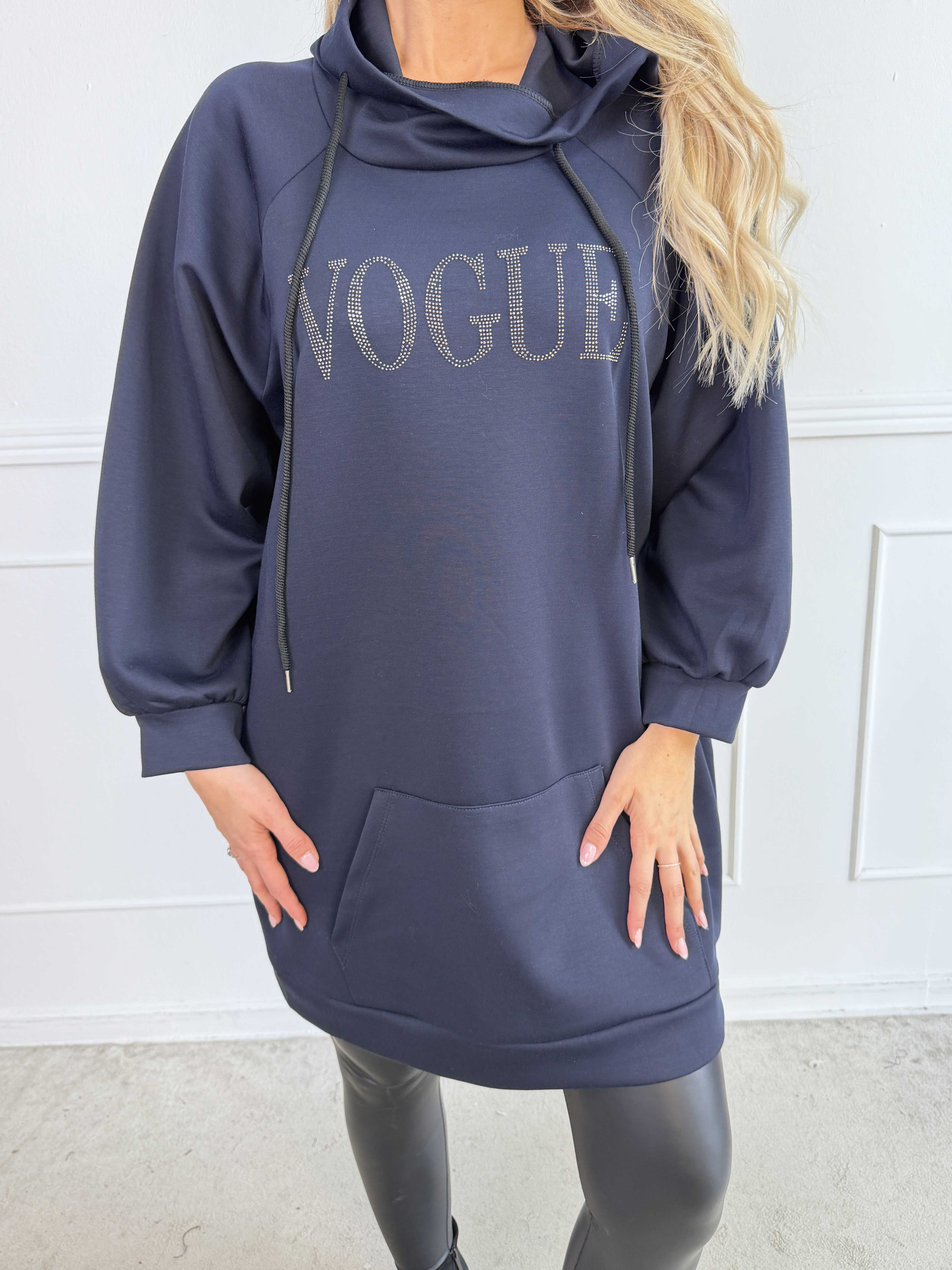 Thalia - Blød joggingkjole med VOGUE stående på brystet