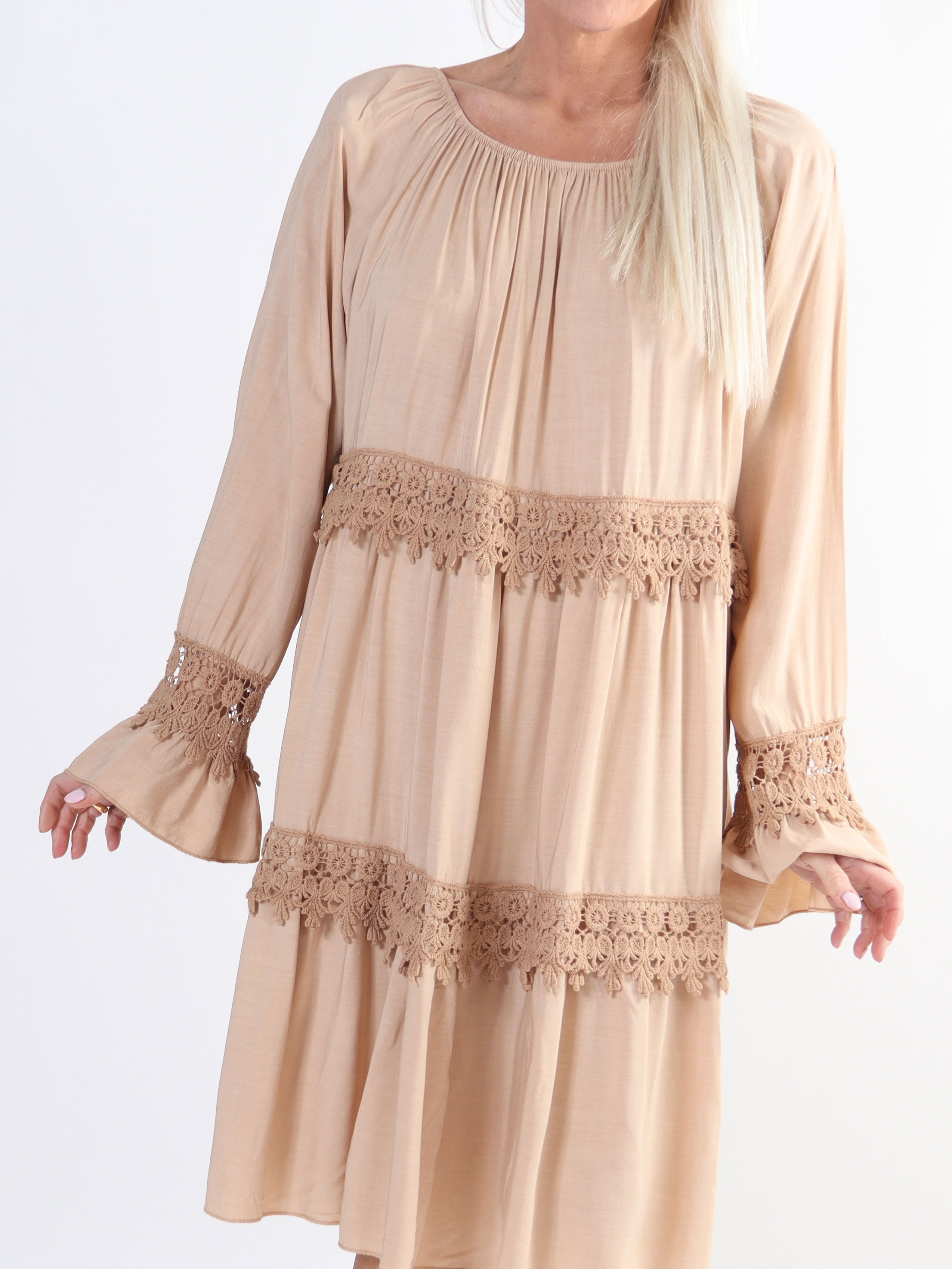 Tilda - Söt tunikaklänning med broderier i stora storlekar