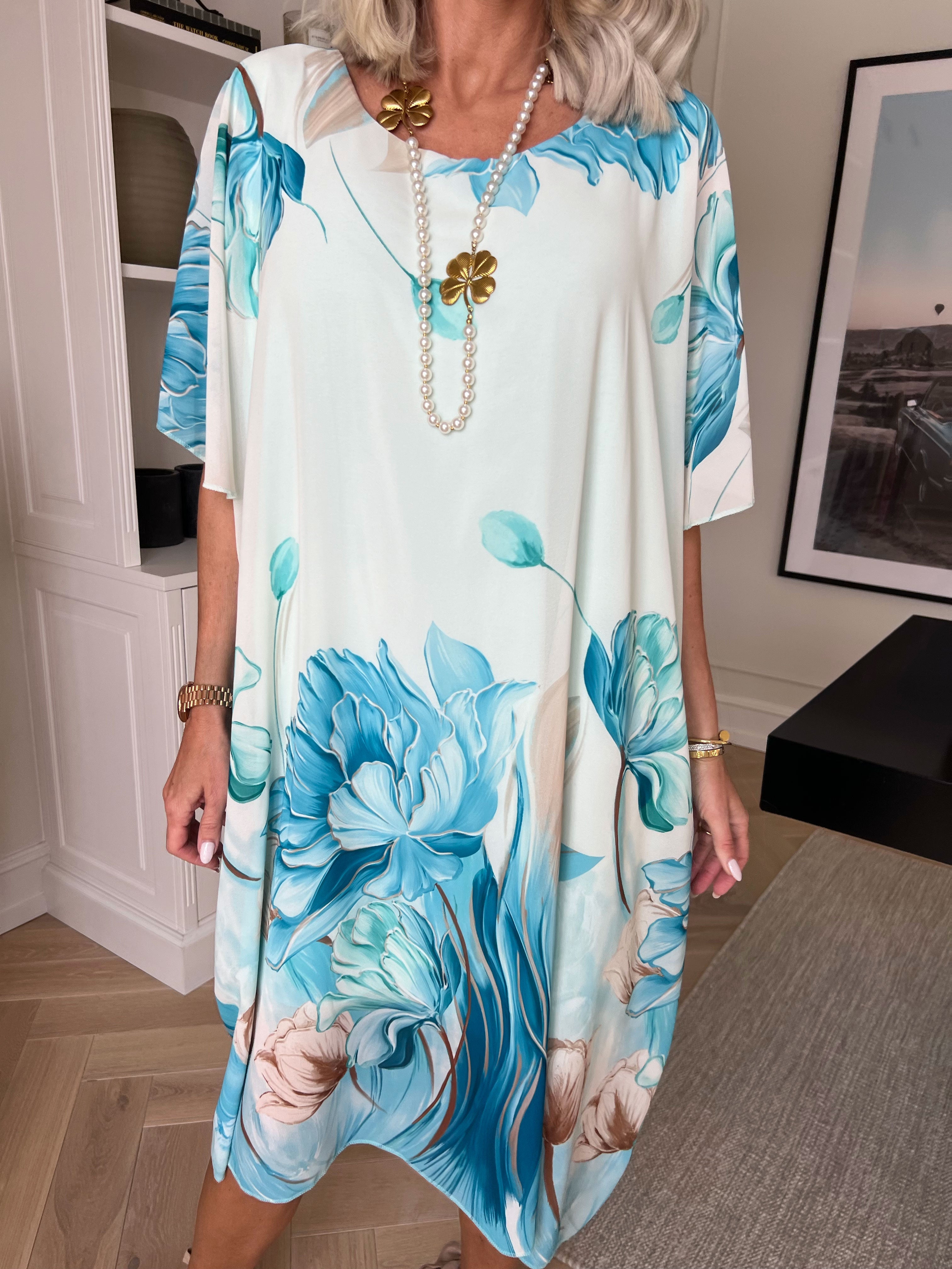 Tricia - Tunikakjole med chiffonlag med blomstermotiver