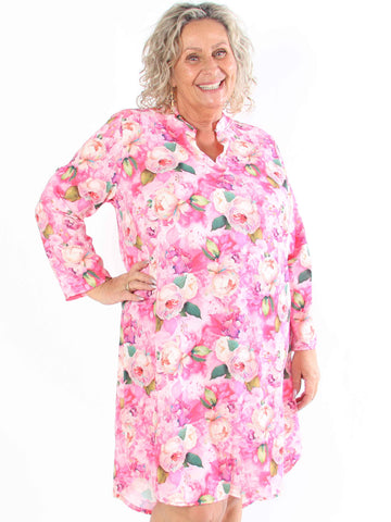 Vanesa Flower Dress - Plus size-klänning i viskos med blommiga motiv
