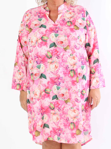 Vanesa Flower Dress - Plus size-klänning i viskos med blommiga motiv