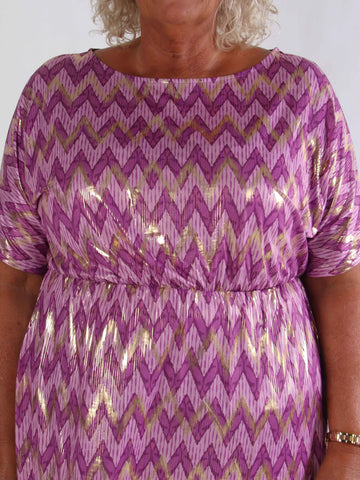 Venus Zigzag - Elastisk mønstret plus size kjole med guld detaljer