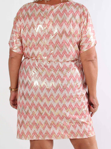 Venus Zigzag - Elastisk mønstret plus size kjole med guld detaljer