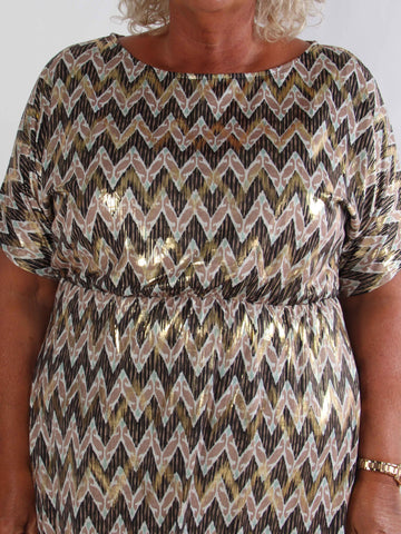 Venus Zigzag - Elastisk mønstret plus size kjole med guld detaljer