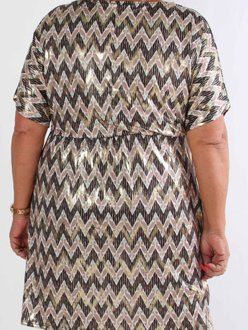 Venus Zigzag - Elastisk mønstret plus size kjole med guld detaljer