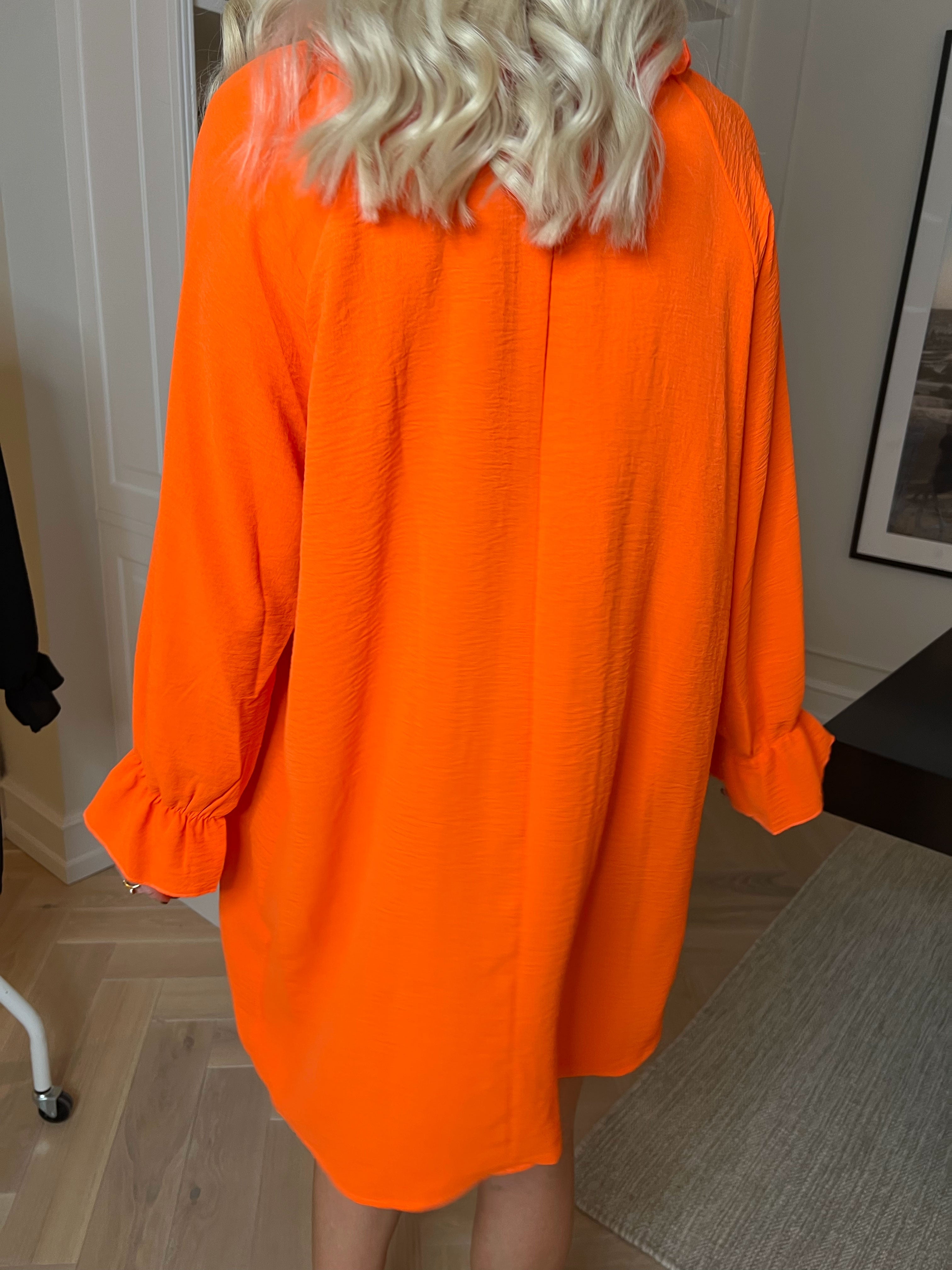 Waleria - Sød kjole i viskose med fine flæsedetaljer