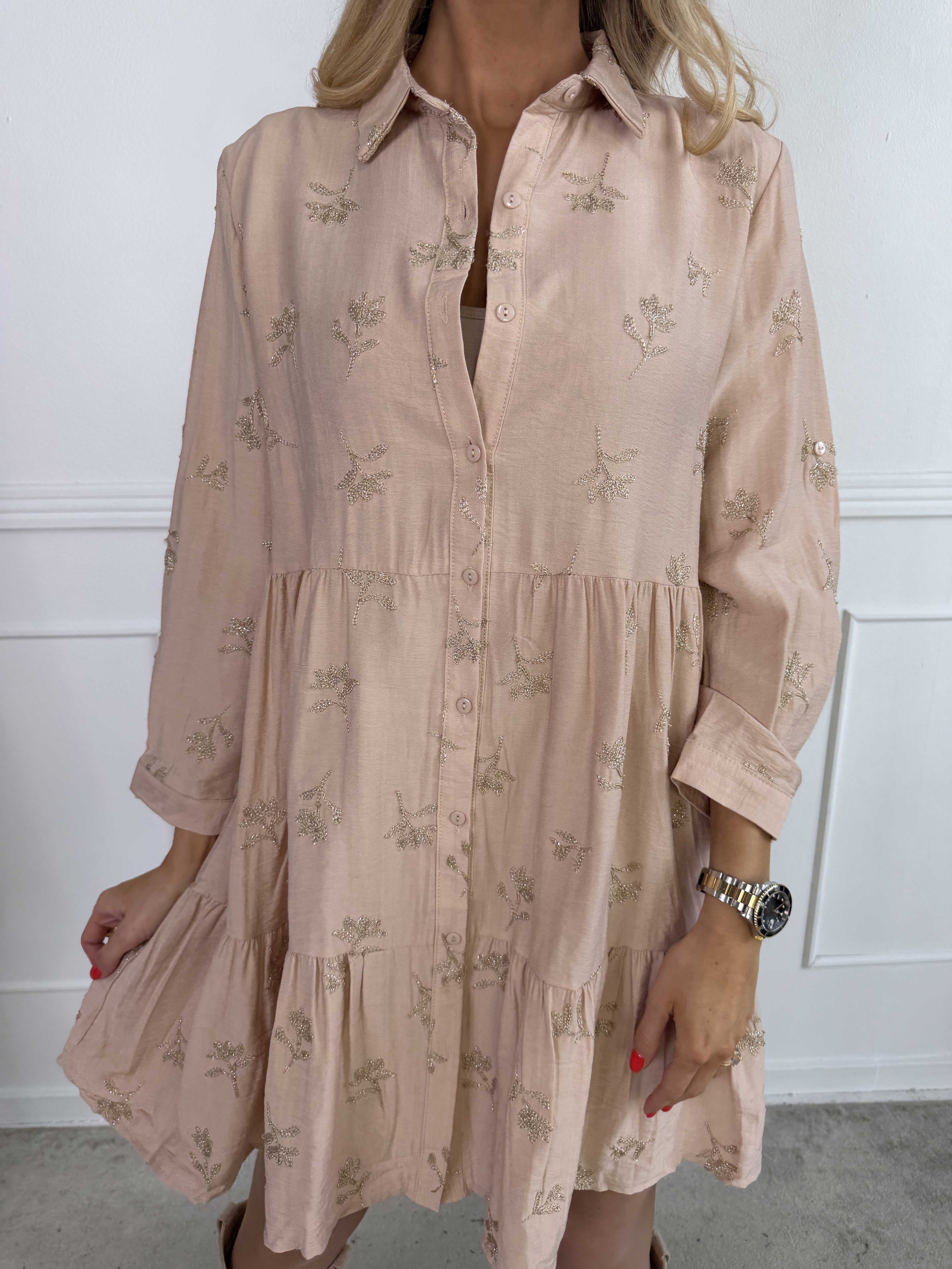 Wania - Sød kjole i viskose med fine blomster broderinger