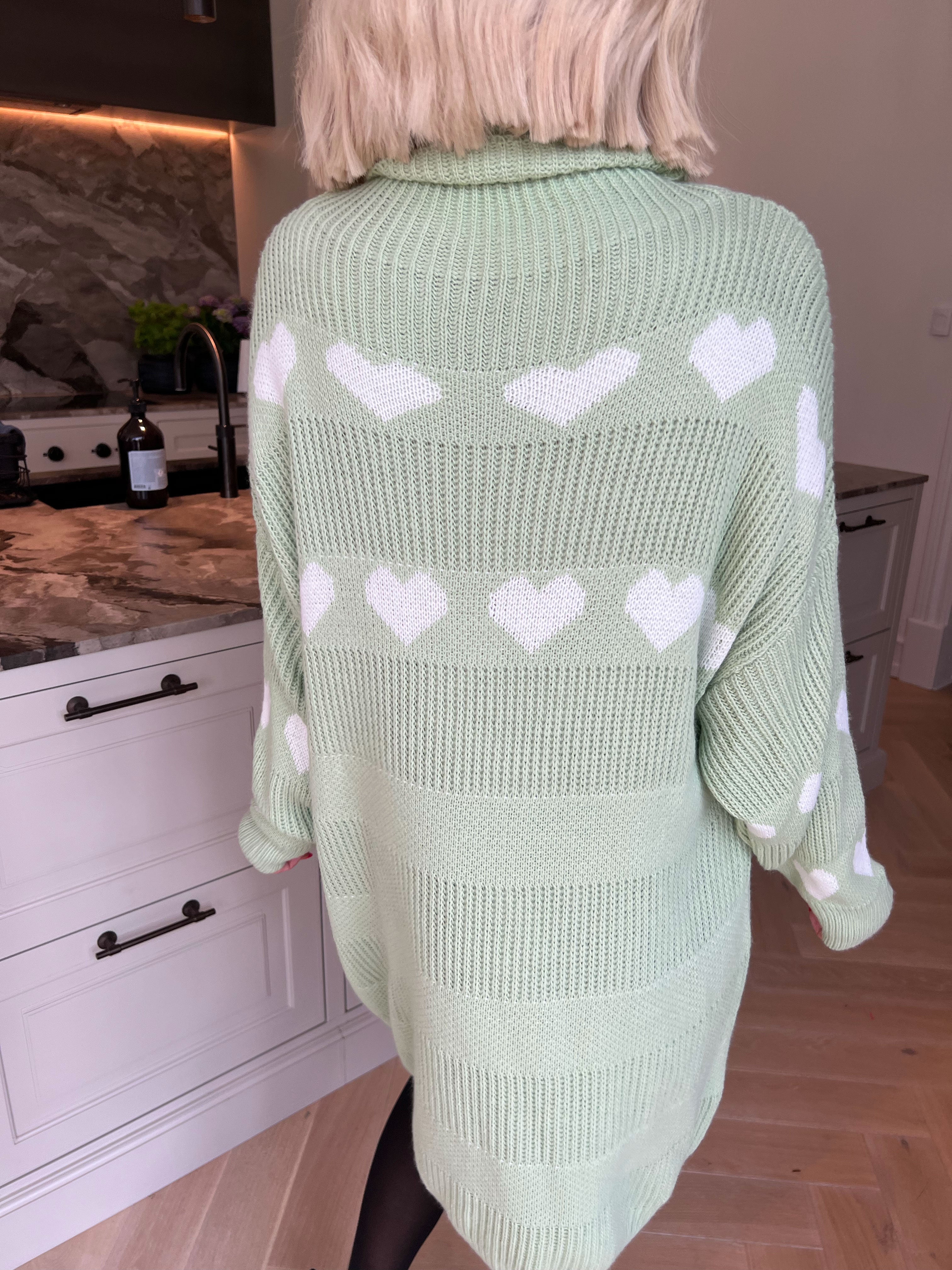 Wendy - Strikkjole med fine hjerter og klassisk rullekrave