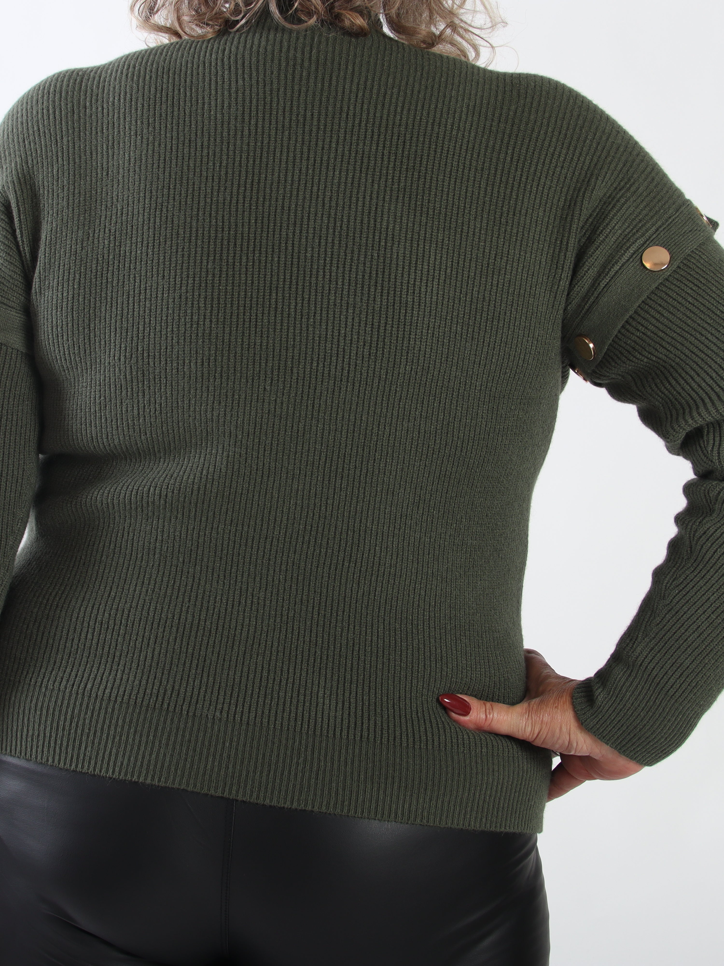 Wren - Mjuk ribbstickad tröja i plus size med hög hals och eleganta guldfärgade dekorationsknappar
