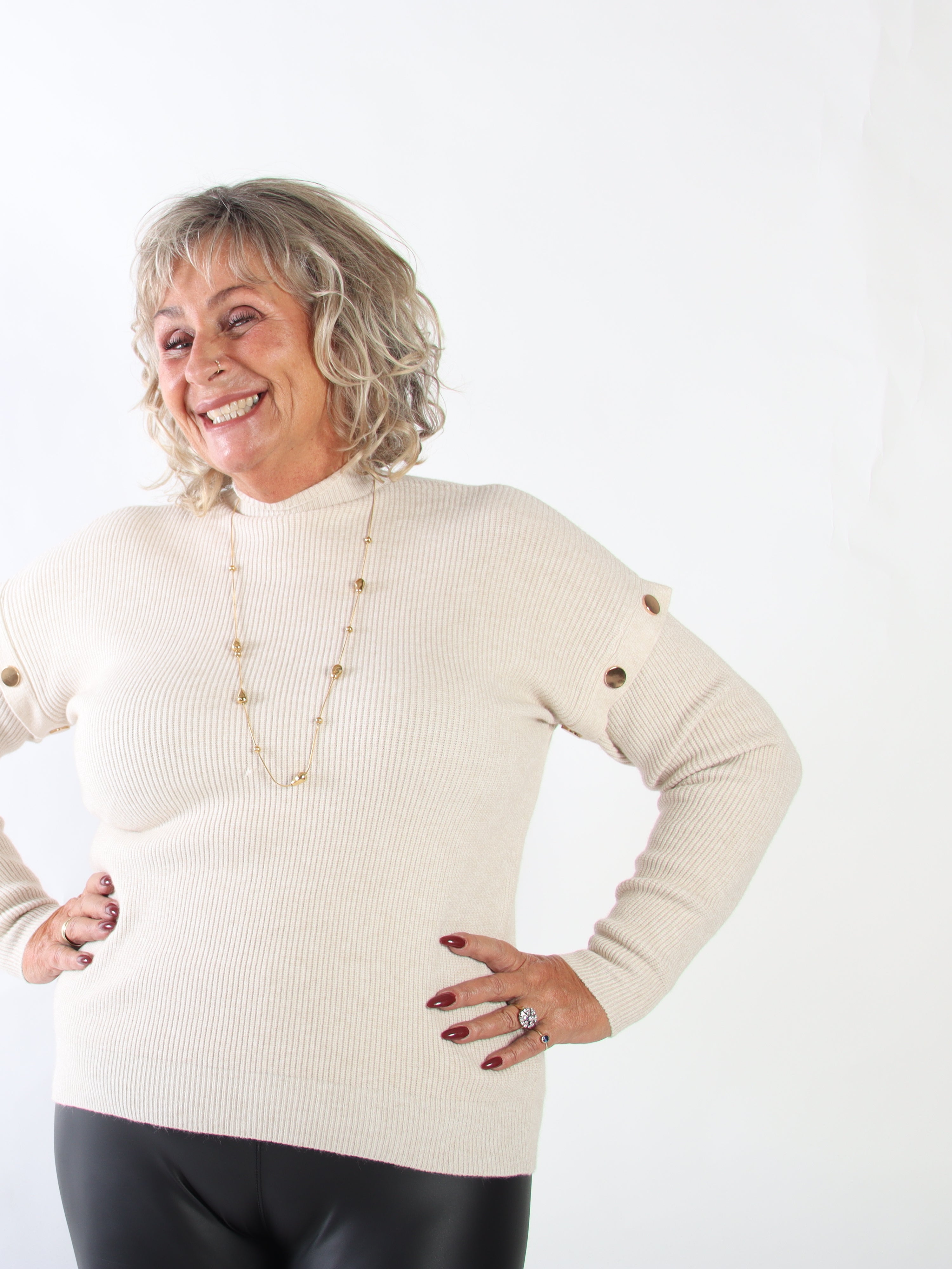 Wren - Mjuk ribbstickad tröja i plus size med hög hals och eleganta guldfärgade dekorationsknappar