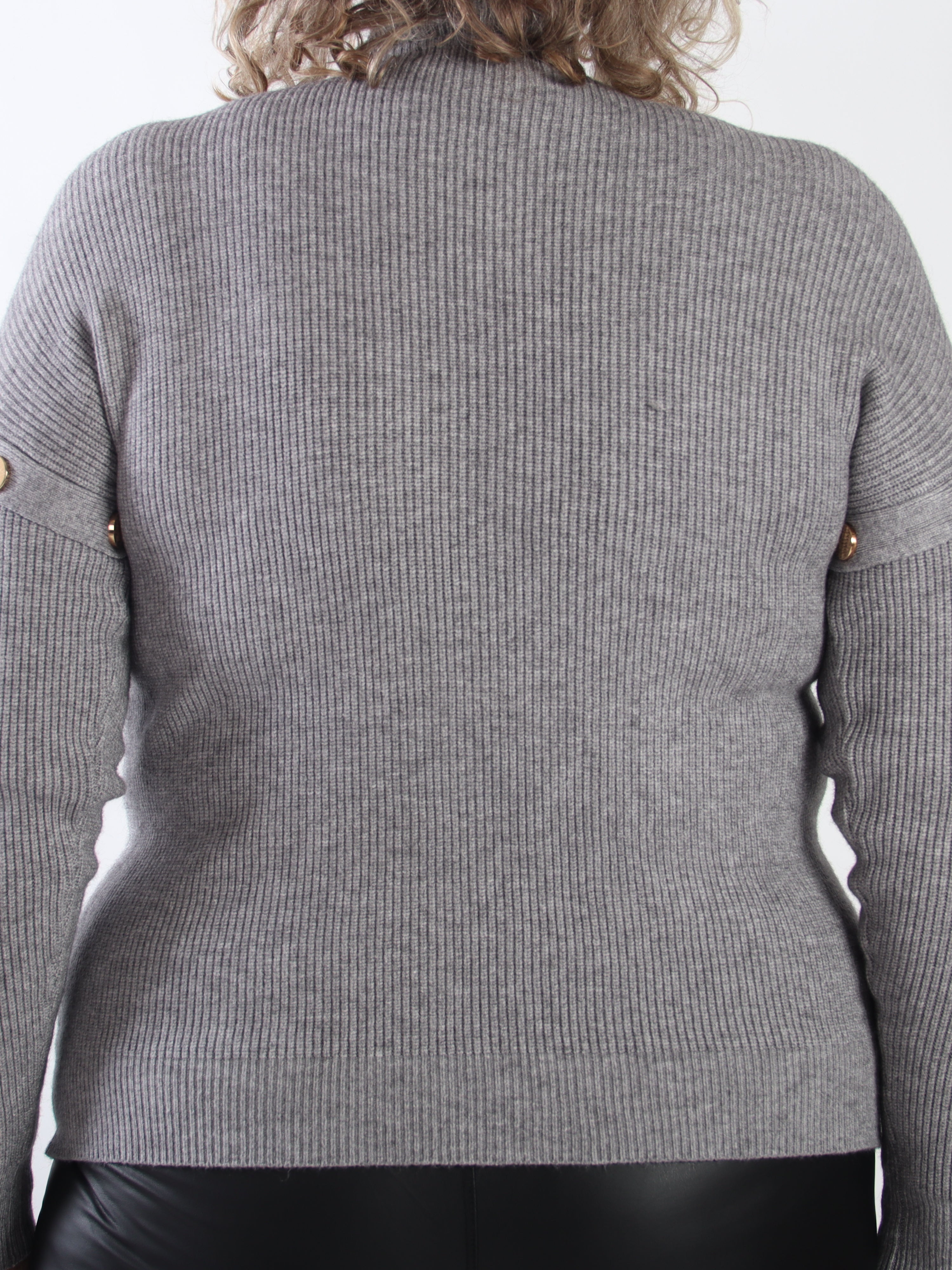 Wren - Mjuk ribbstickad tröja i plus size med hög hals och eleganta guldfärgade dekorationsknappar