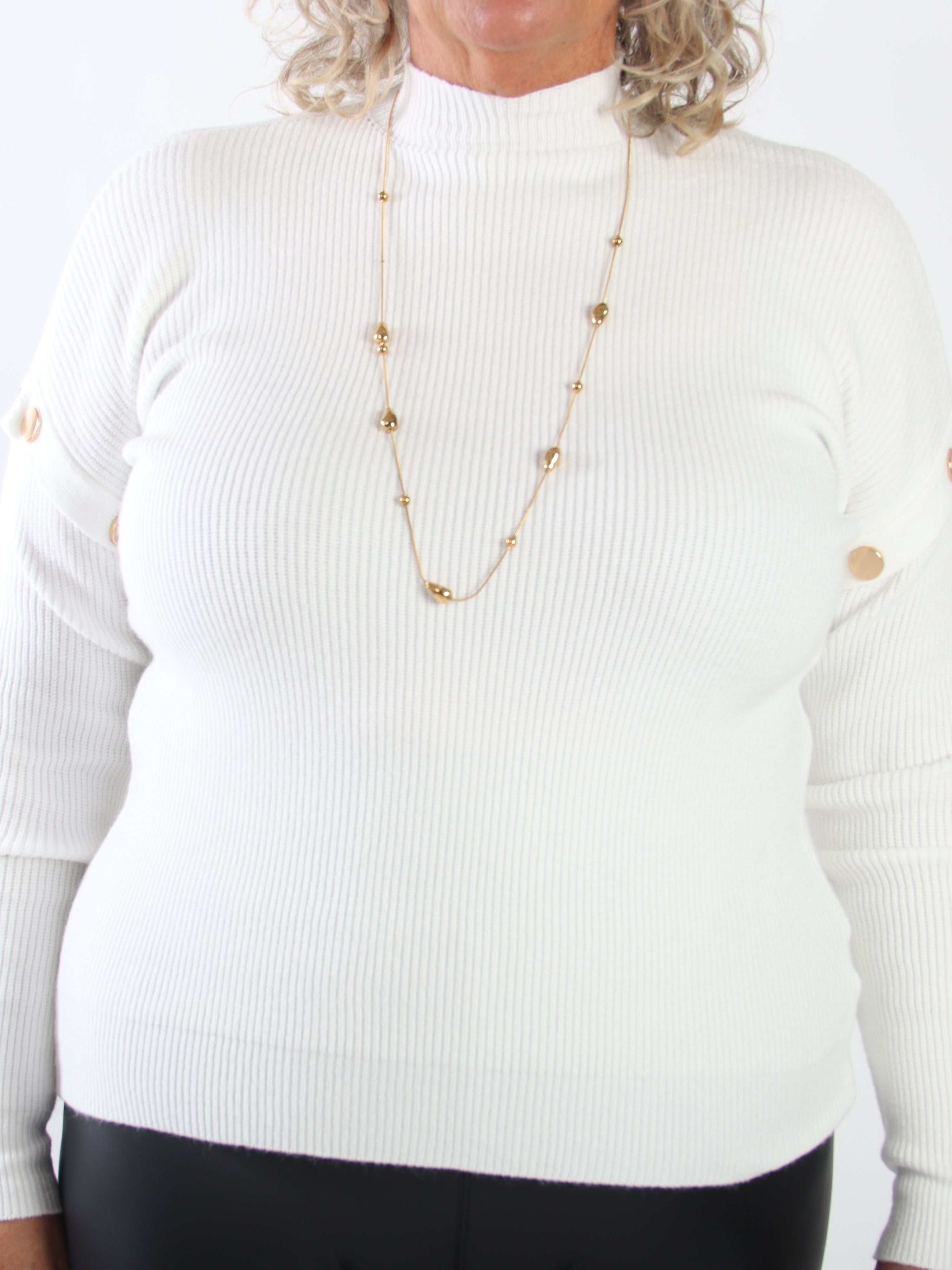 Wren - Mjuk ribbstickad tröja i plus size med hög hals och eleganta guldfärgade dekorationsknappar